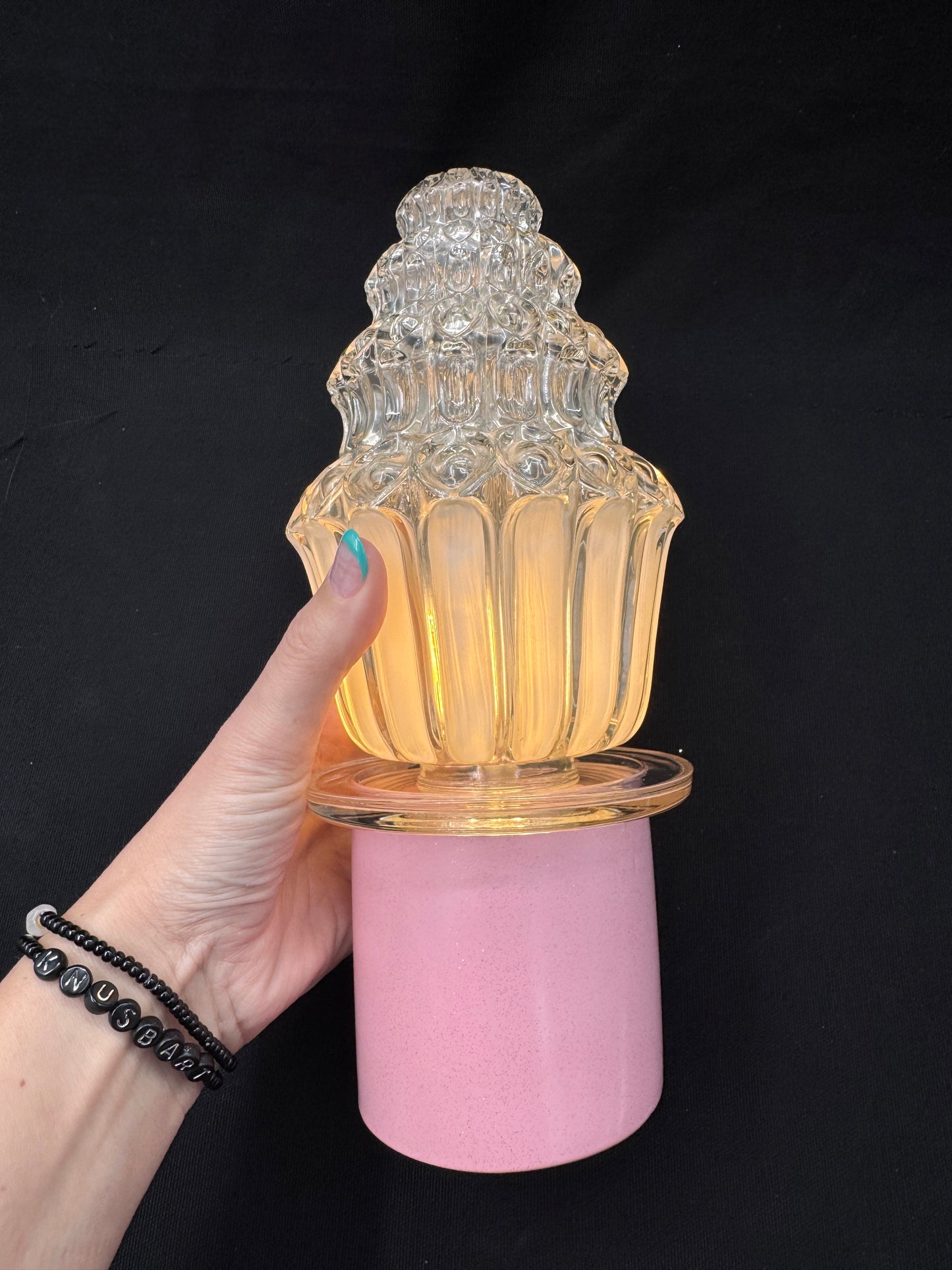 Batterilampe med pastellrosa fot og cupcake-kuppel