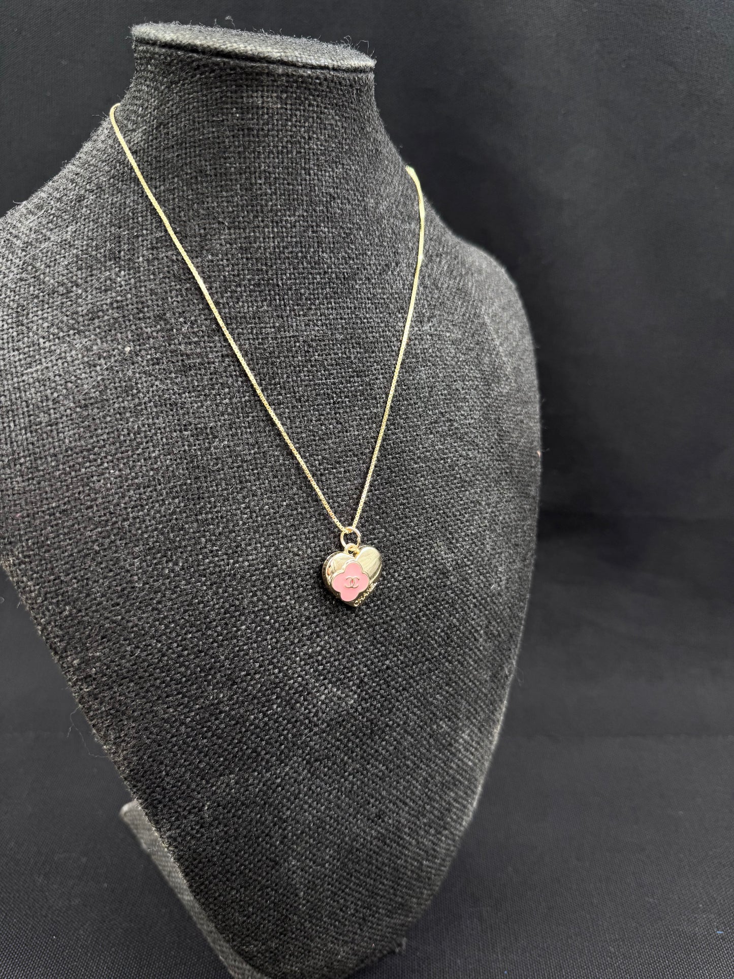 Vintage Chanel smykke gullhjerte med rosa blomst