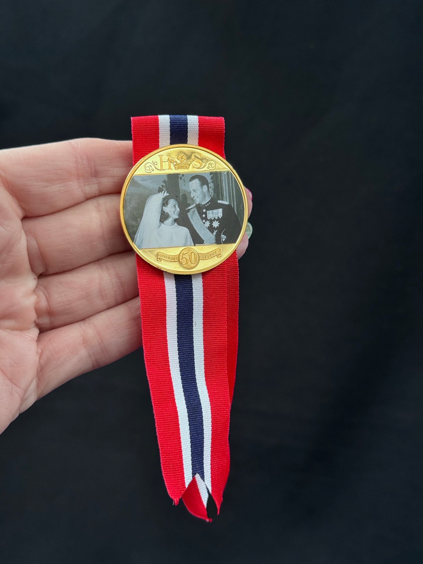 Vintage 17 Mai sløyfe - samlermynt gull Harald & Sonja 50 år