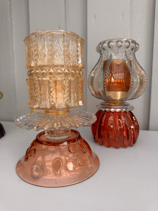 Vintage lykt i champagnefarge og krystallskål i rosa