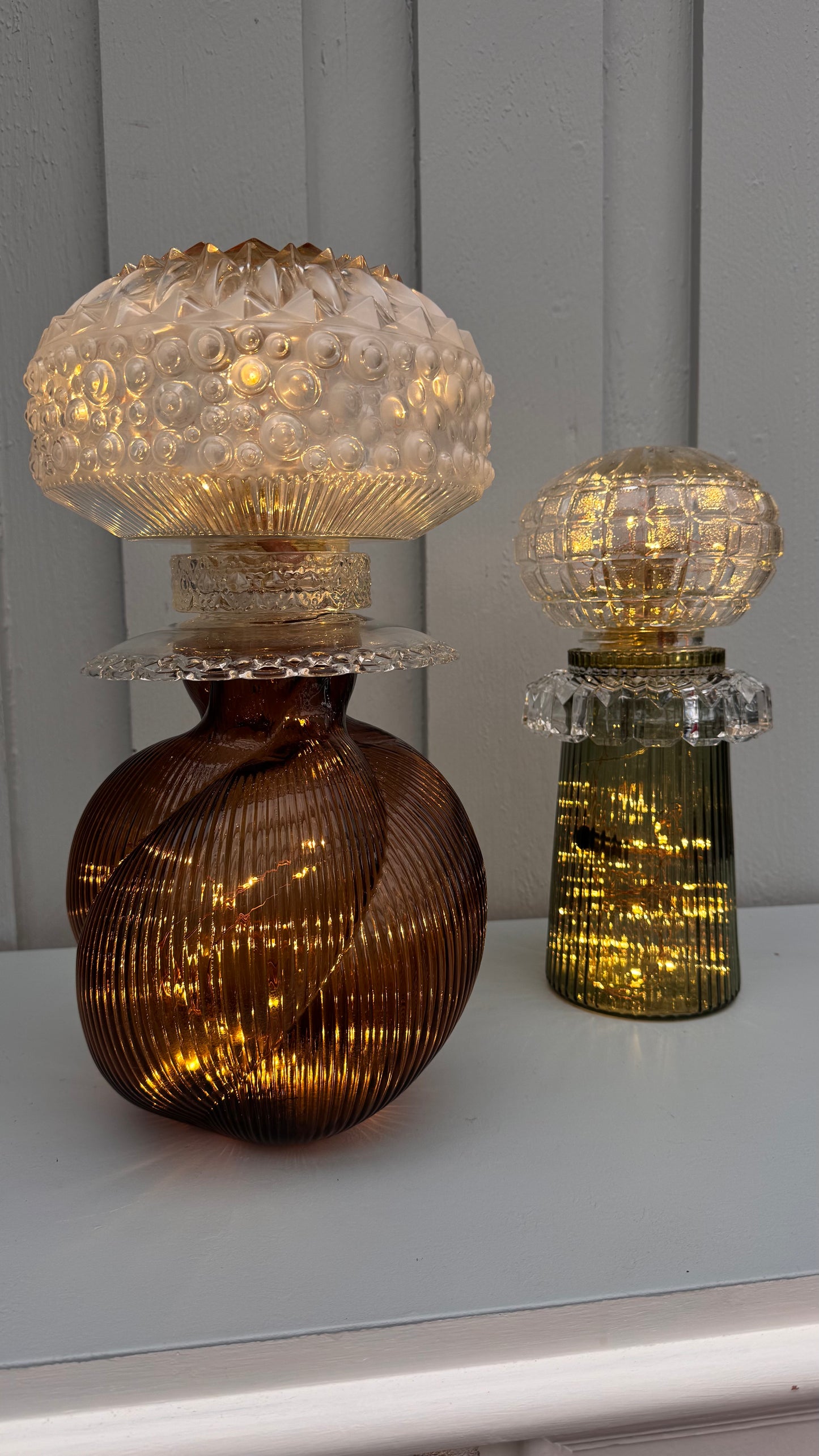 Vintage Diamantlampe lysegrønn fot og firkantet mønstret kuppel