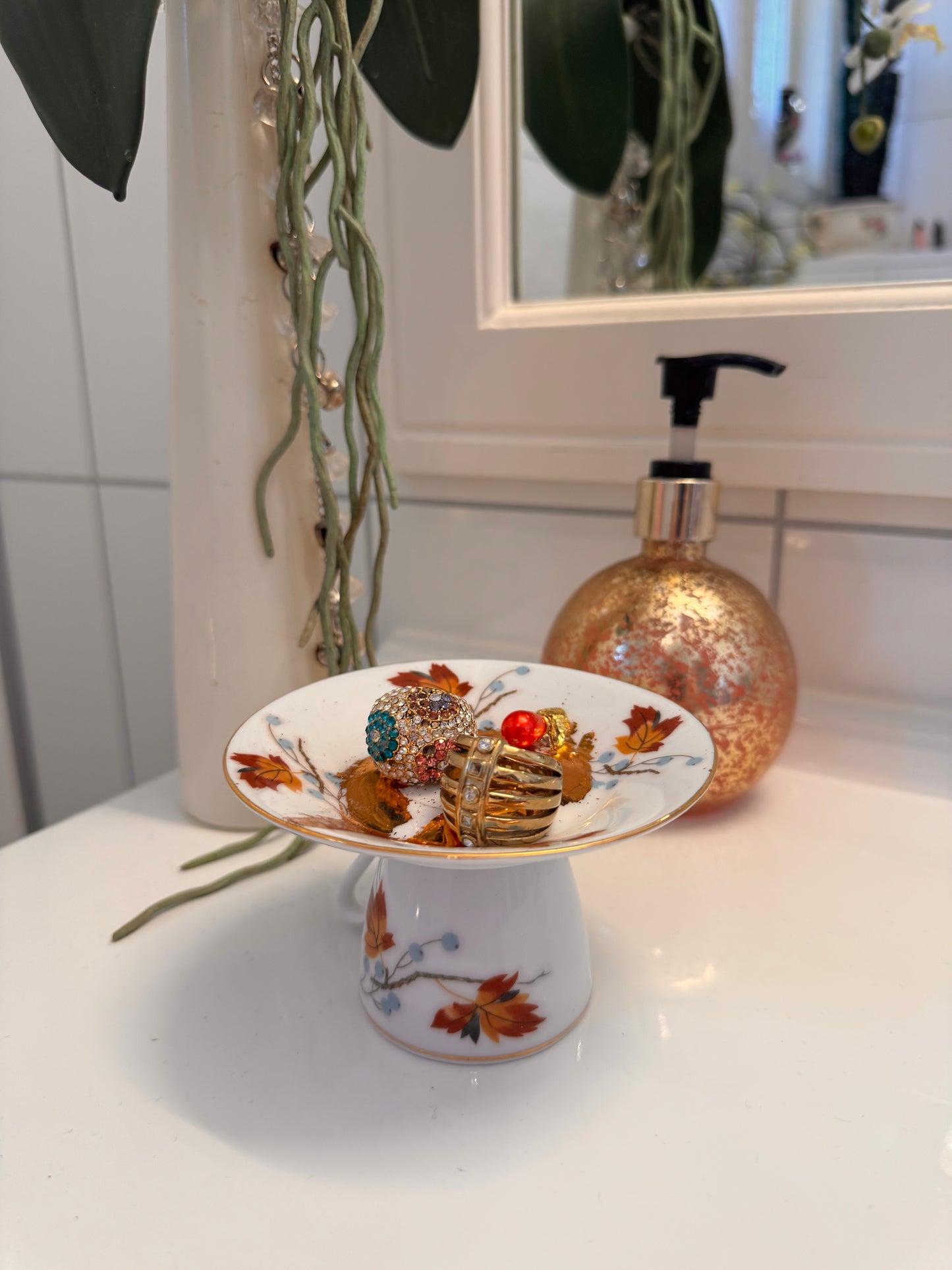 Vulvakunst med fot - høstfarger og løv med rød perle