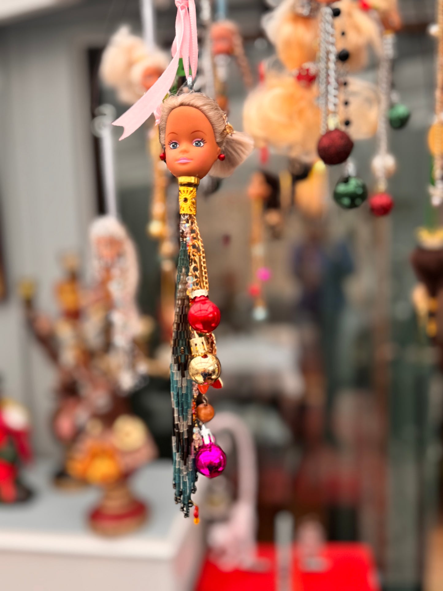 Vintage Barbie julekule «Blondine med rosa blomst i håret og rosa silkesnor»