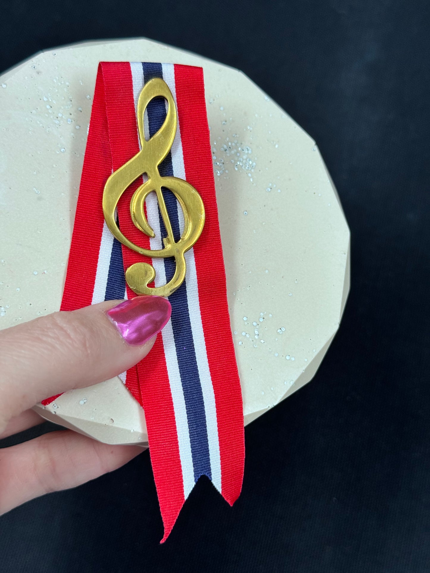 Vintage 17 Mai sløyfe- Gullfarget G-nøkkel