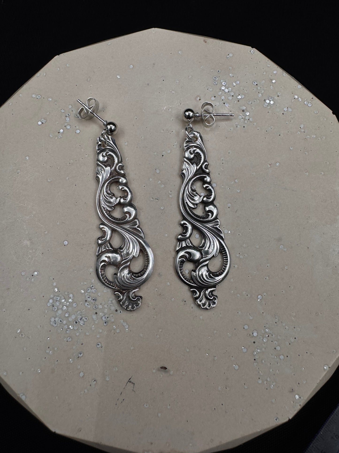 Vintage øredobb i sølvmønster «Dobbel Rokokko»