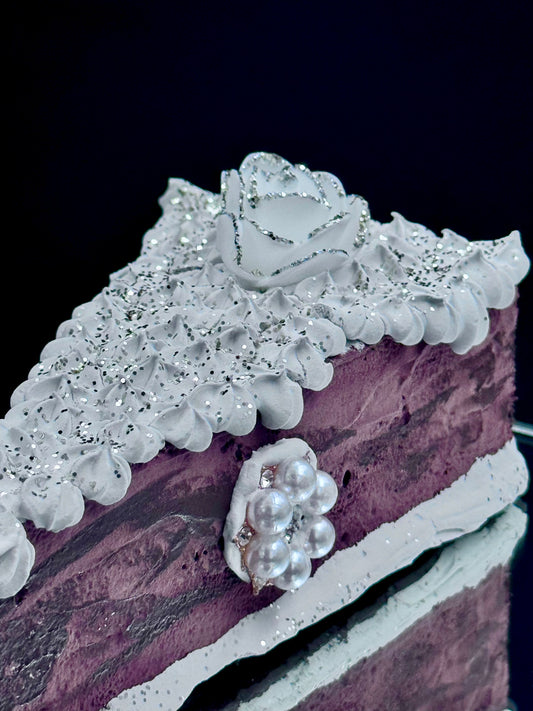 Stort kakestykke sjokolade med krem og glitter