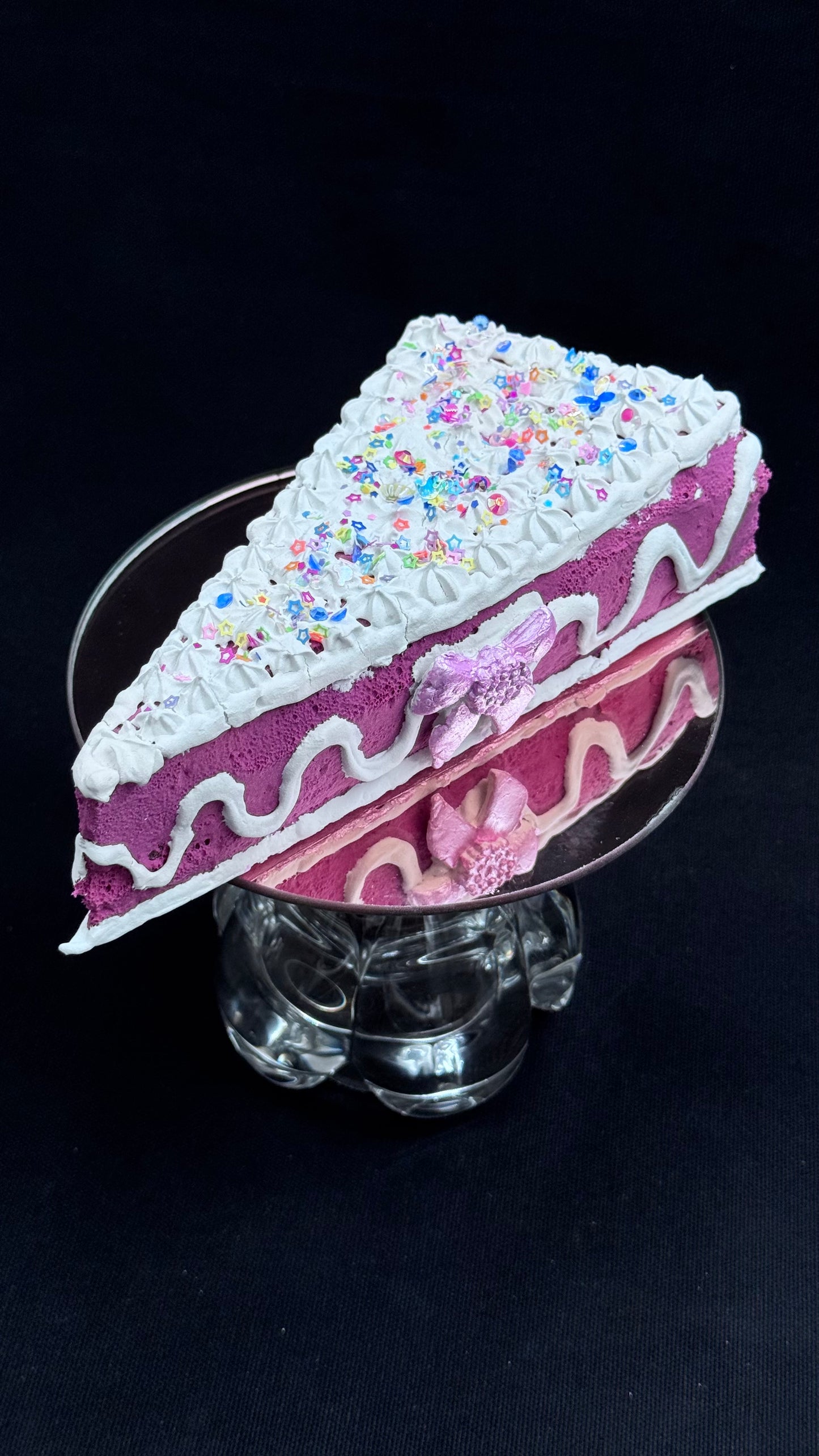 Stort kakestykke rosa med tutti-frutti