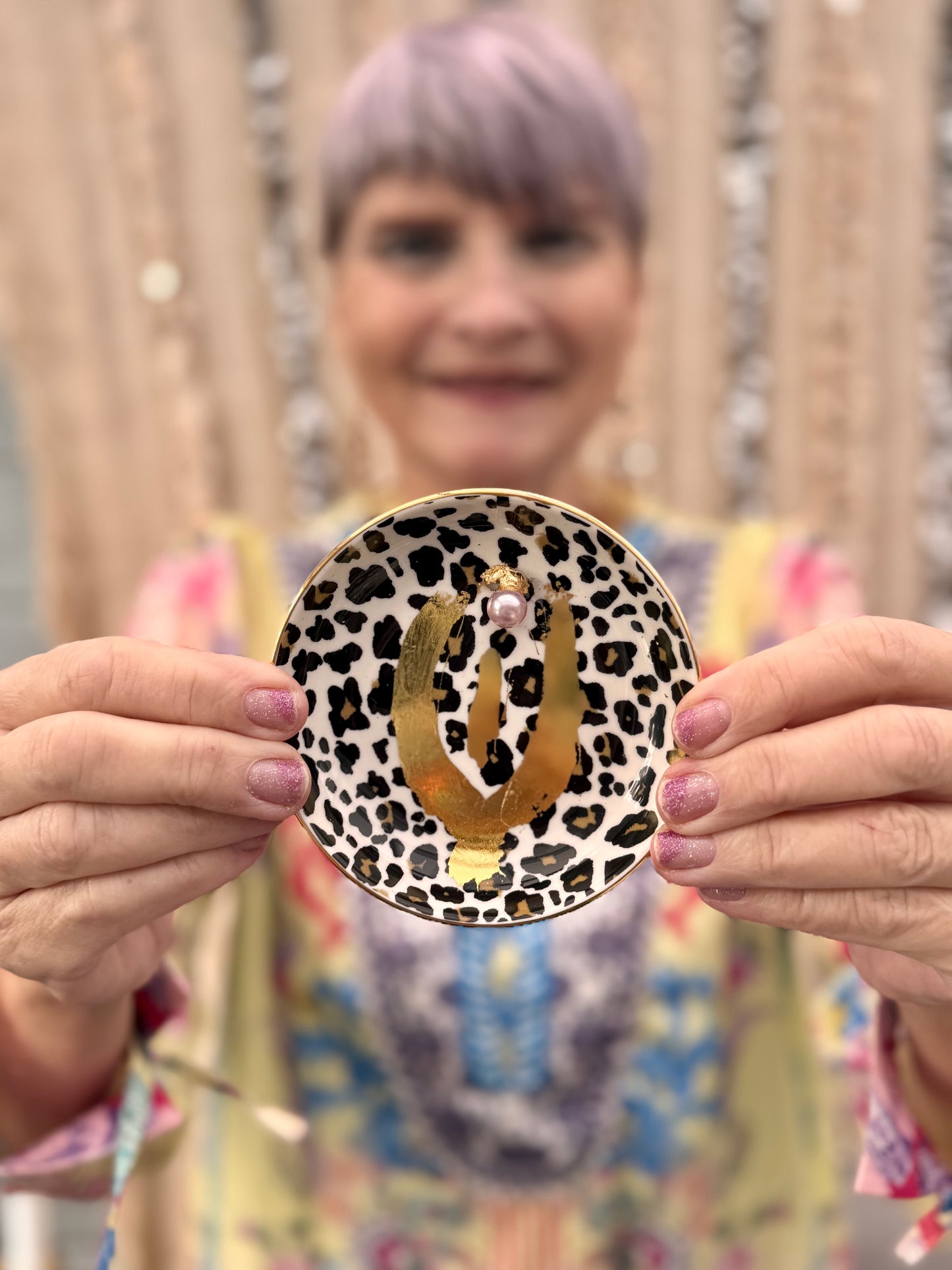 Vulvakunst leofat med lyselilla perle og messing fot