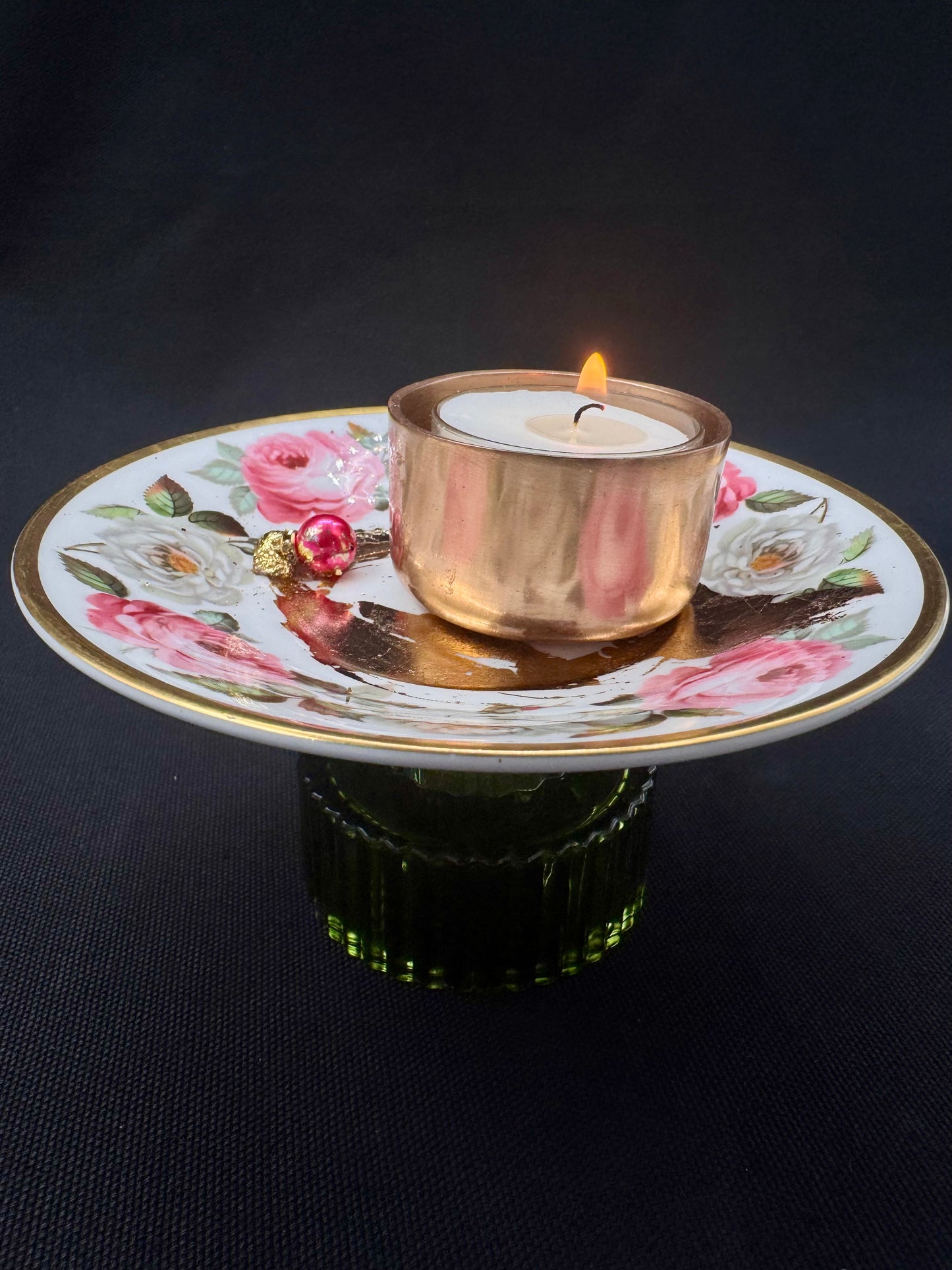 Vulvakunst med fot store rosa roser og knallrosa perle og grønn fot