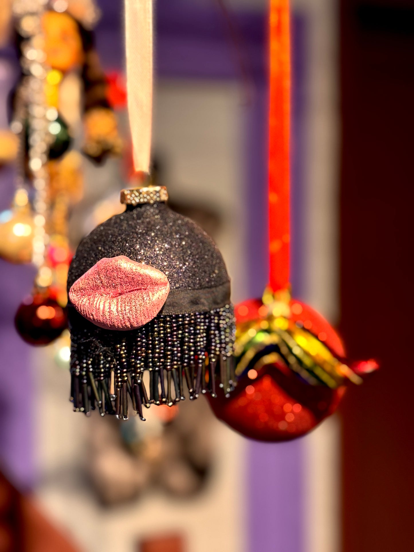 Mann & Kone julekule med fargebart og rosa kyssemunn