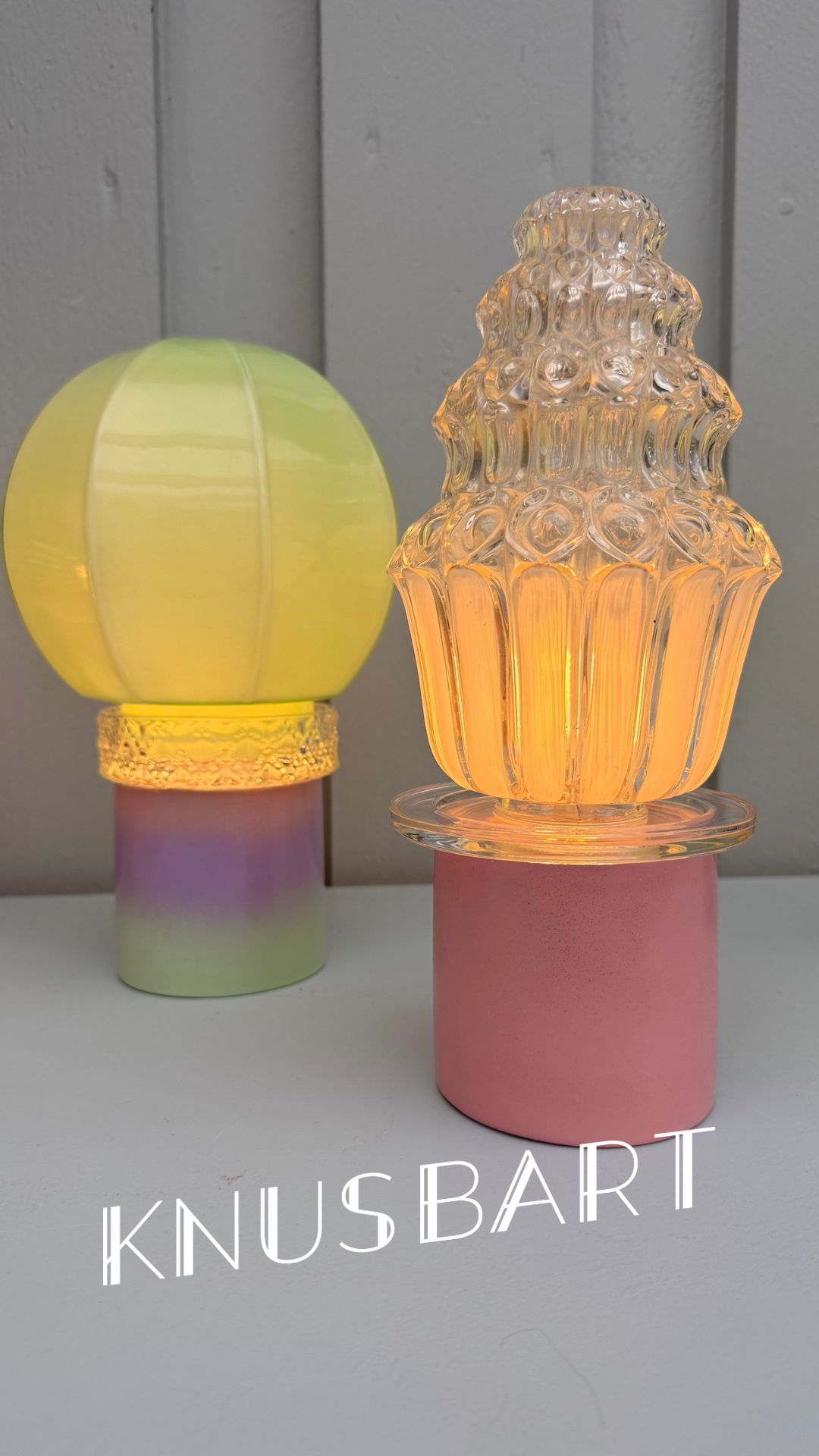 Batterilampe med pastellrosa fot og cupcake-kuppel