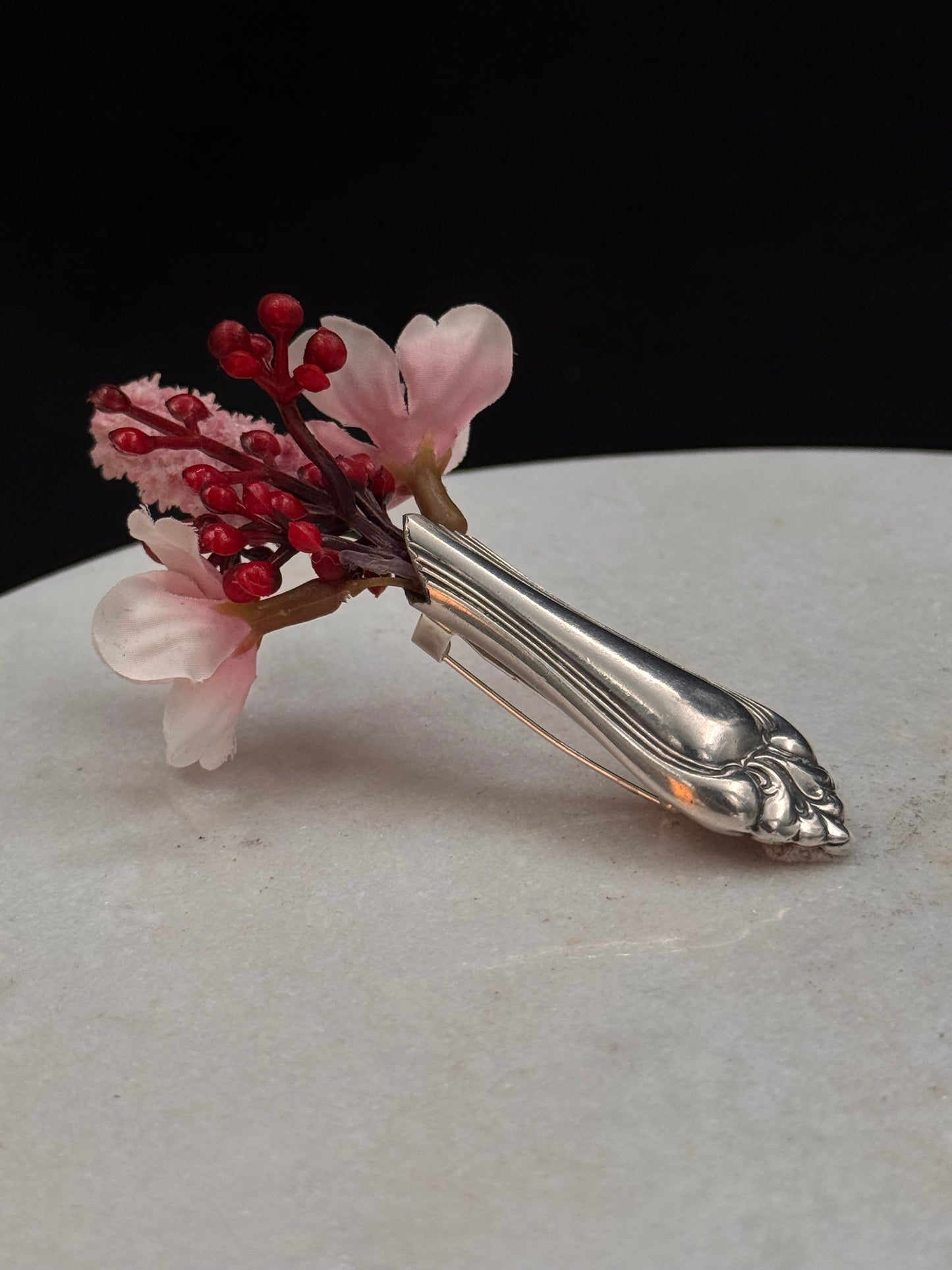 Vintage Blomstervase Brosje - Rød og rosa blomst
