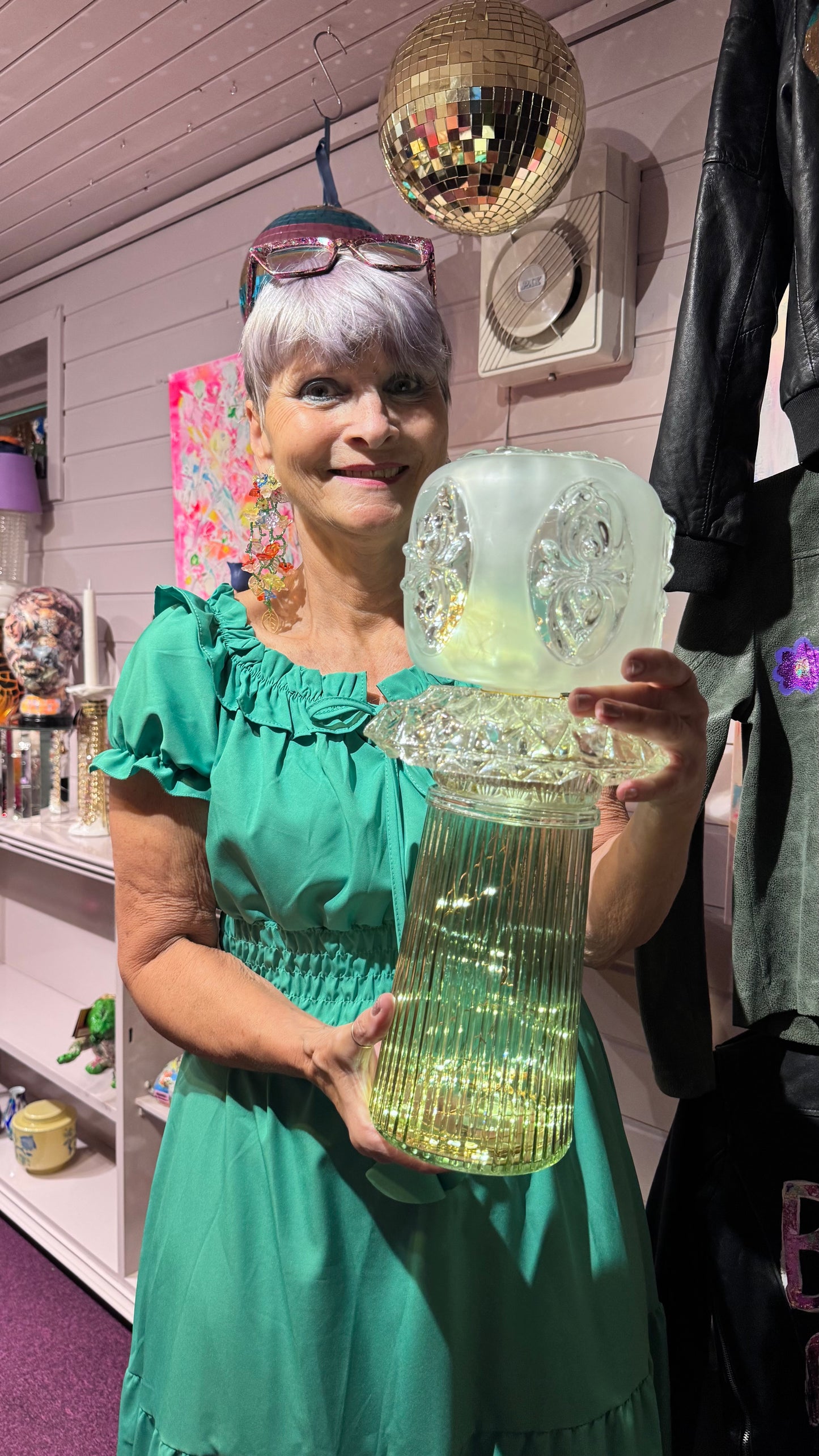 Diamantlampe med grønn fot og vintage kuppel i frostet glass