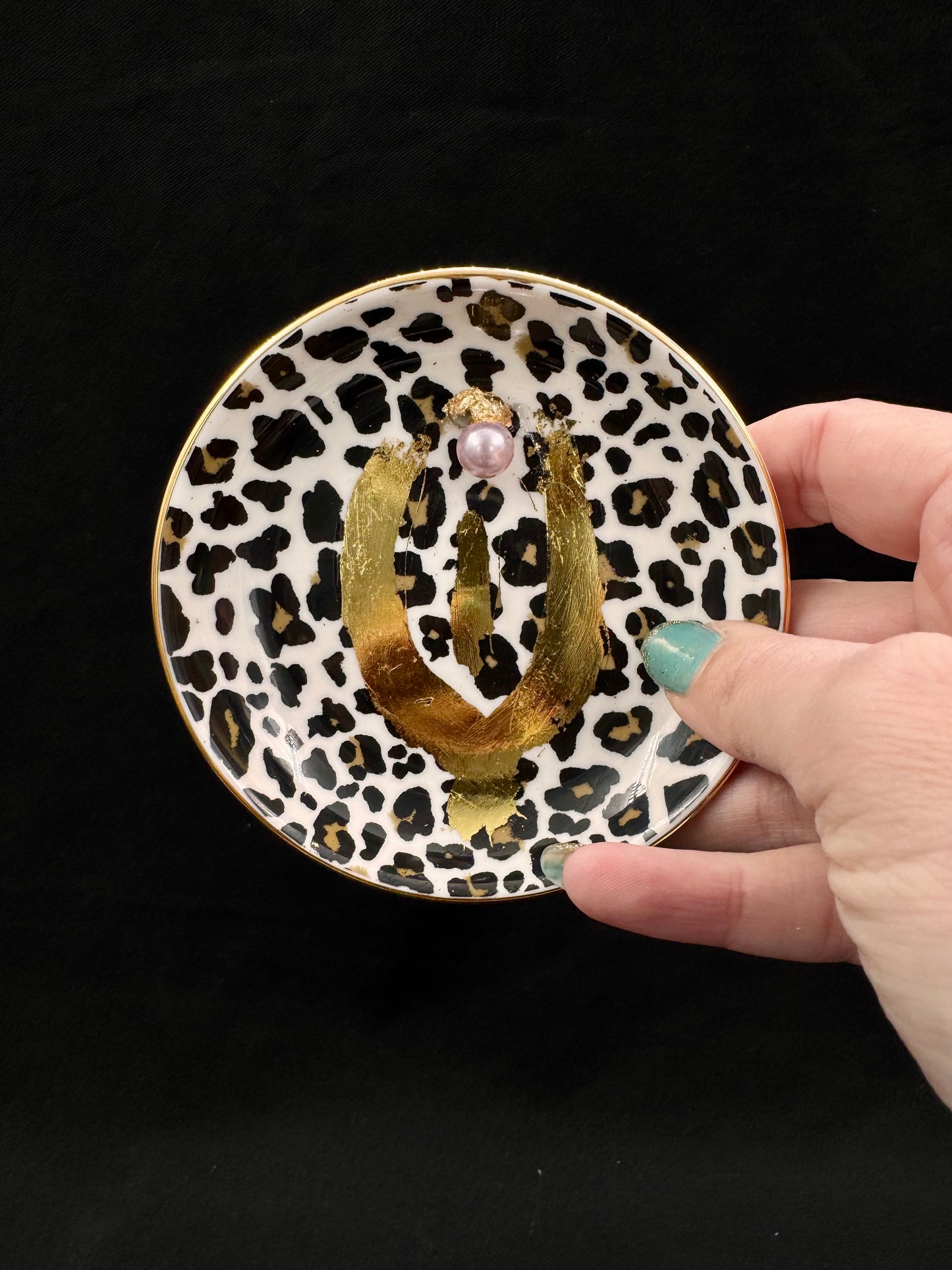 Vulvakunst leofat med lyselilla perle og messing fot