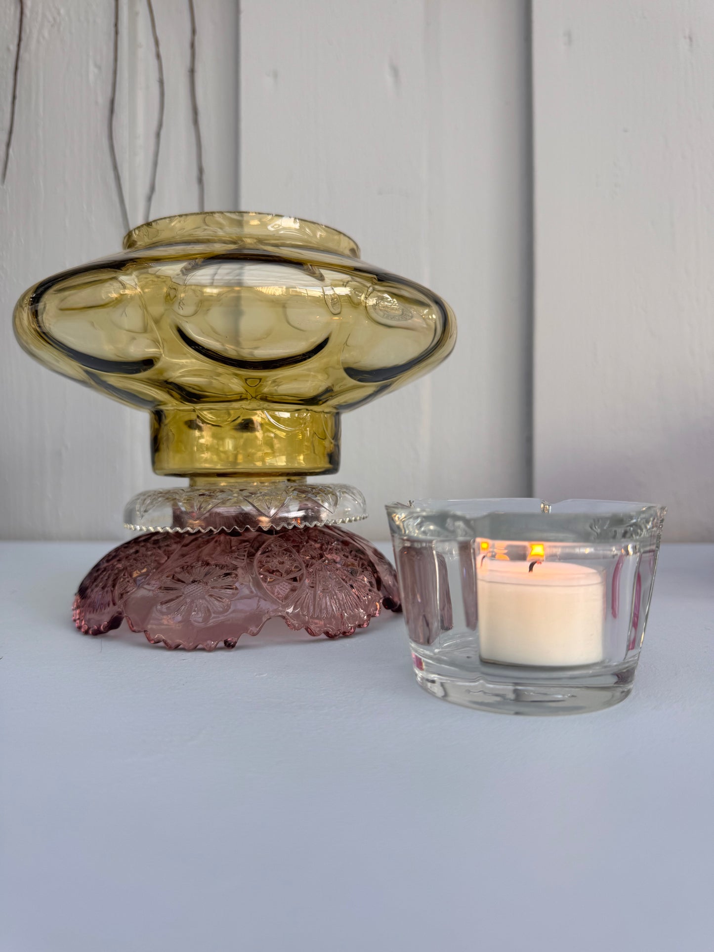 Vintage lyslykt med grønn kuppel og lilla fot