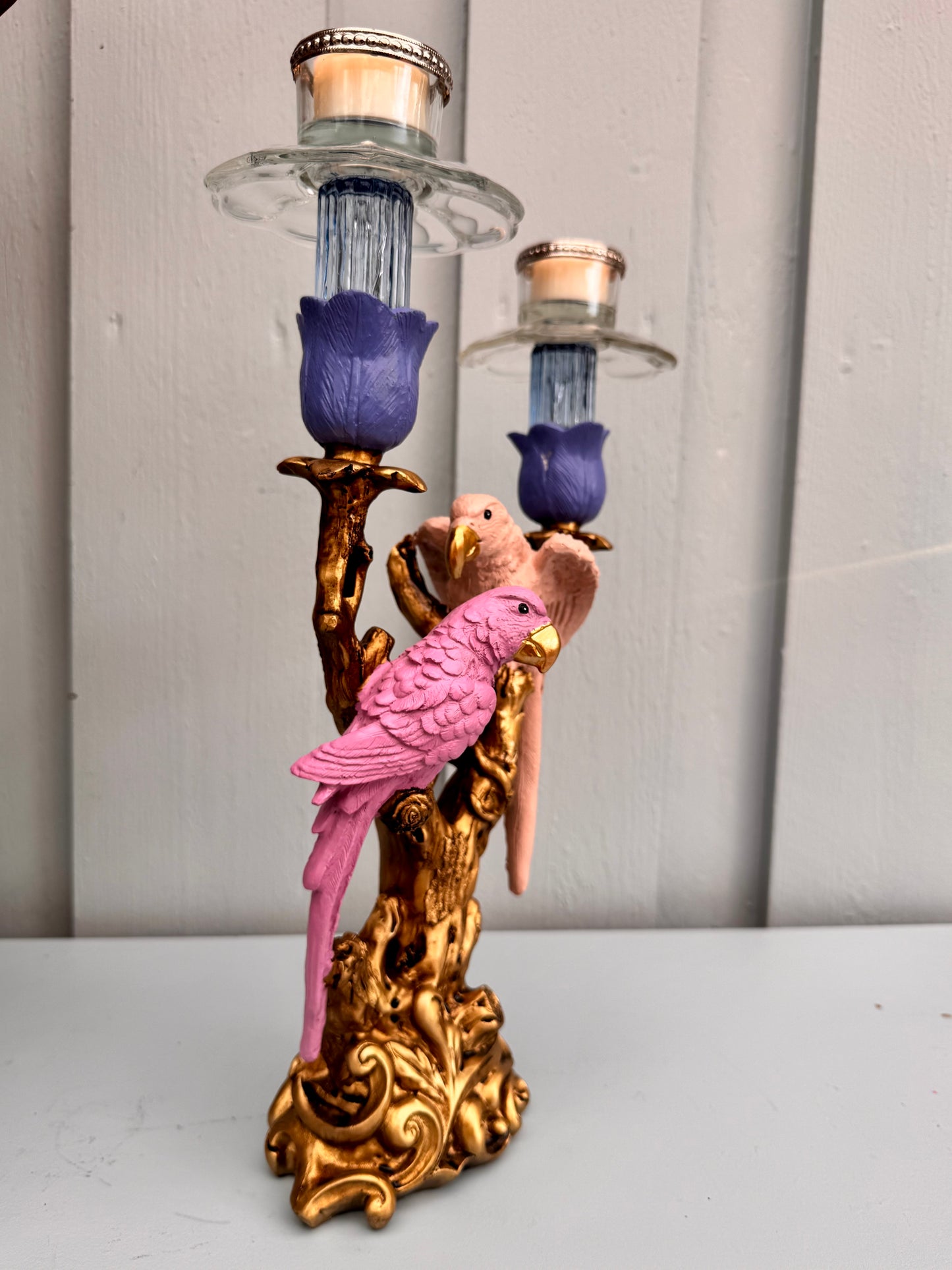 Redesignet Papegøye i gull, rosa og lilla