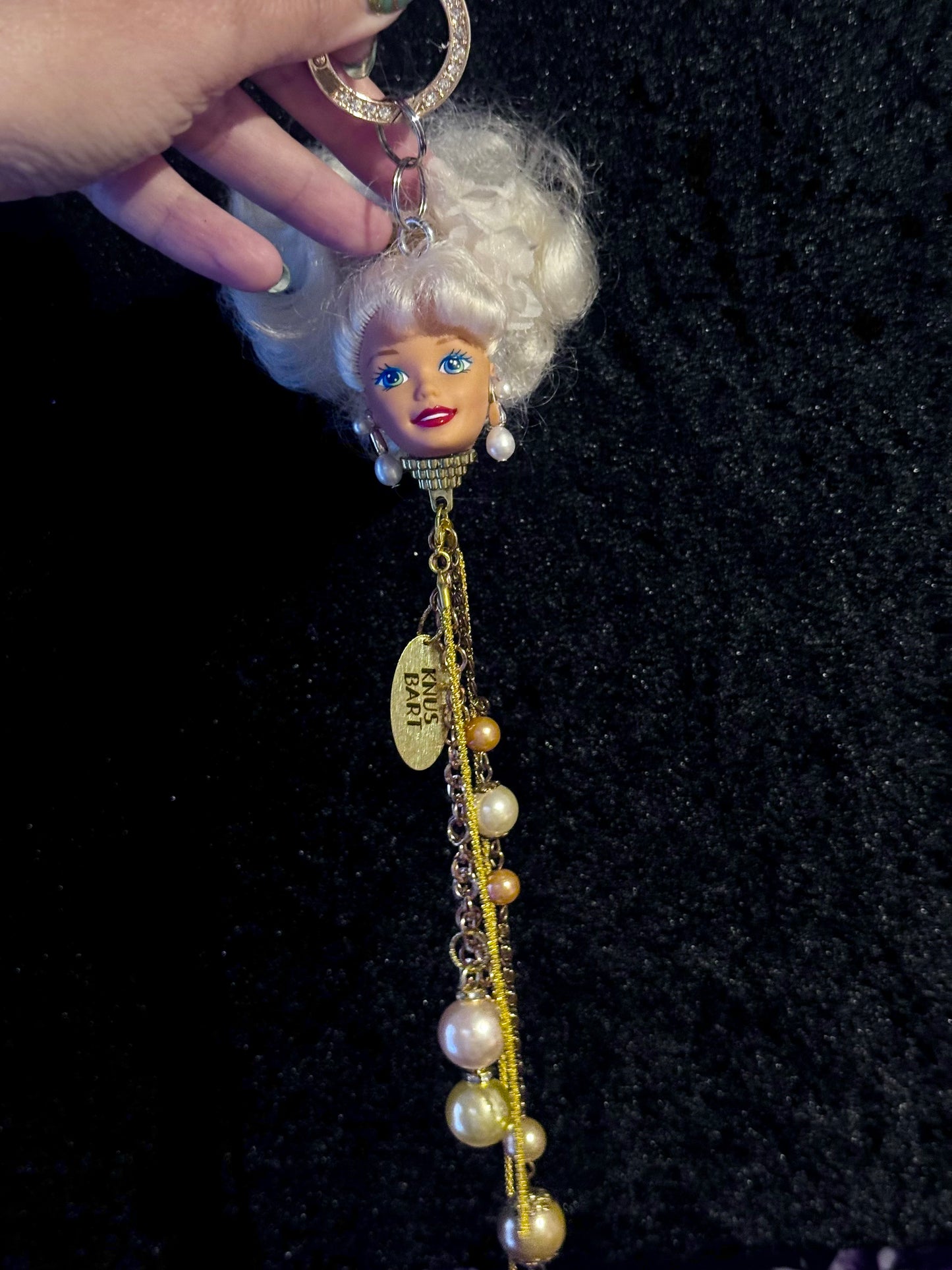 Vintage Barbie veskepynt «Blondine med perler i ørene og champagnefarget anheng»
