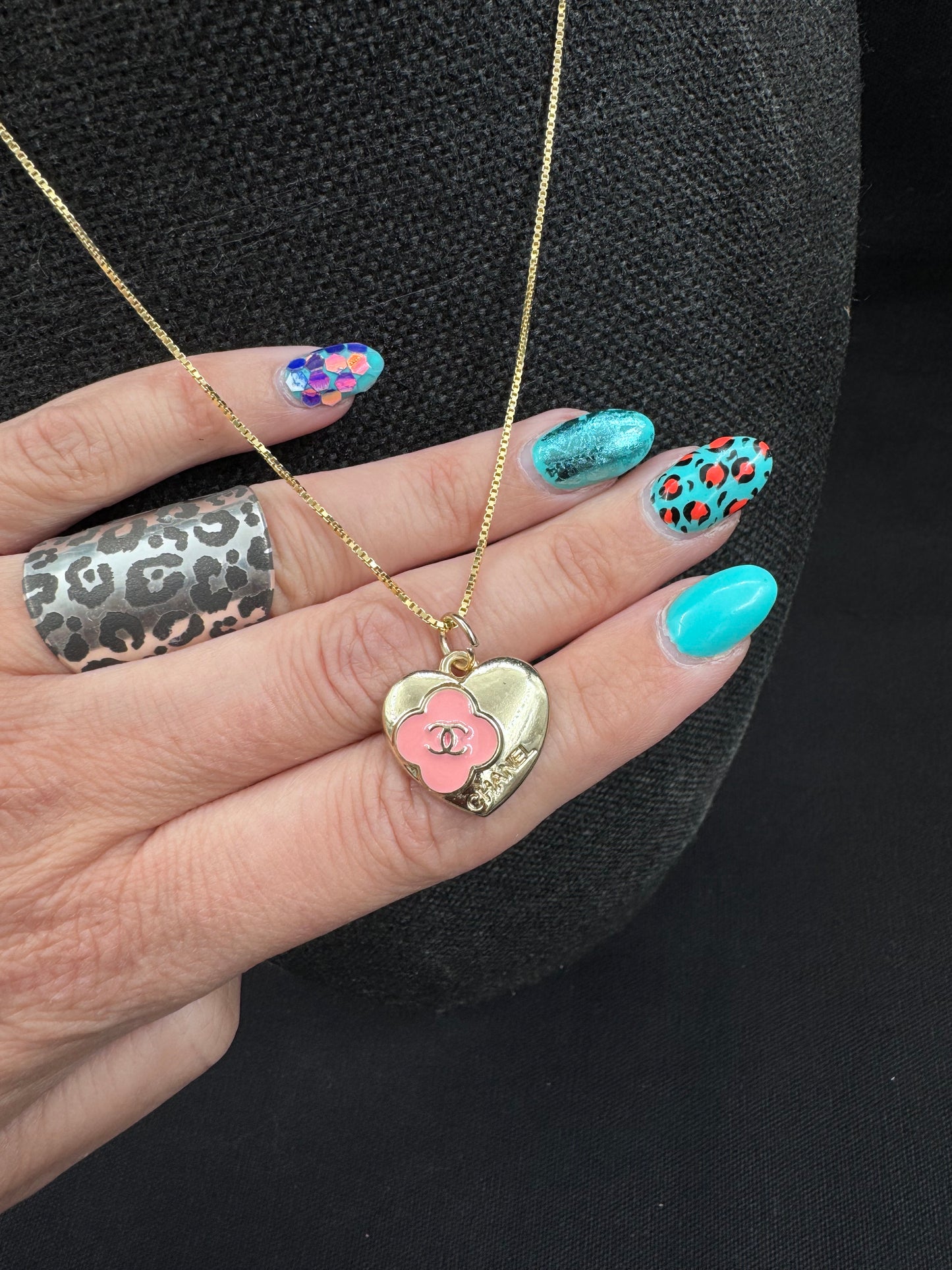 Vintage Chanel smykke gullhjerte med rosa blomst