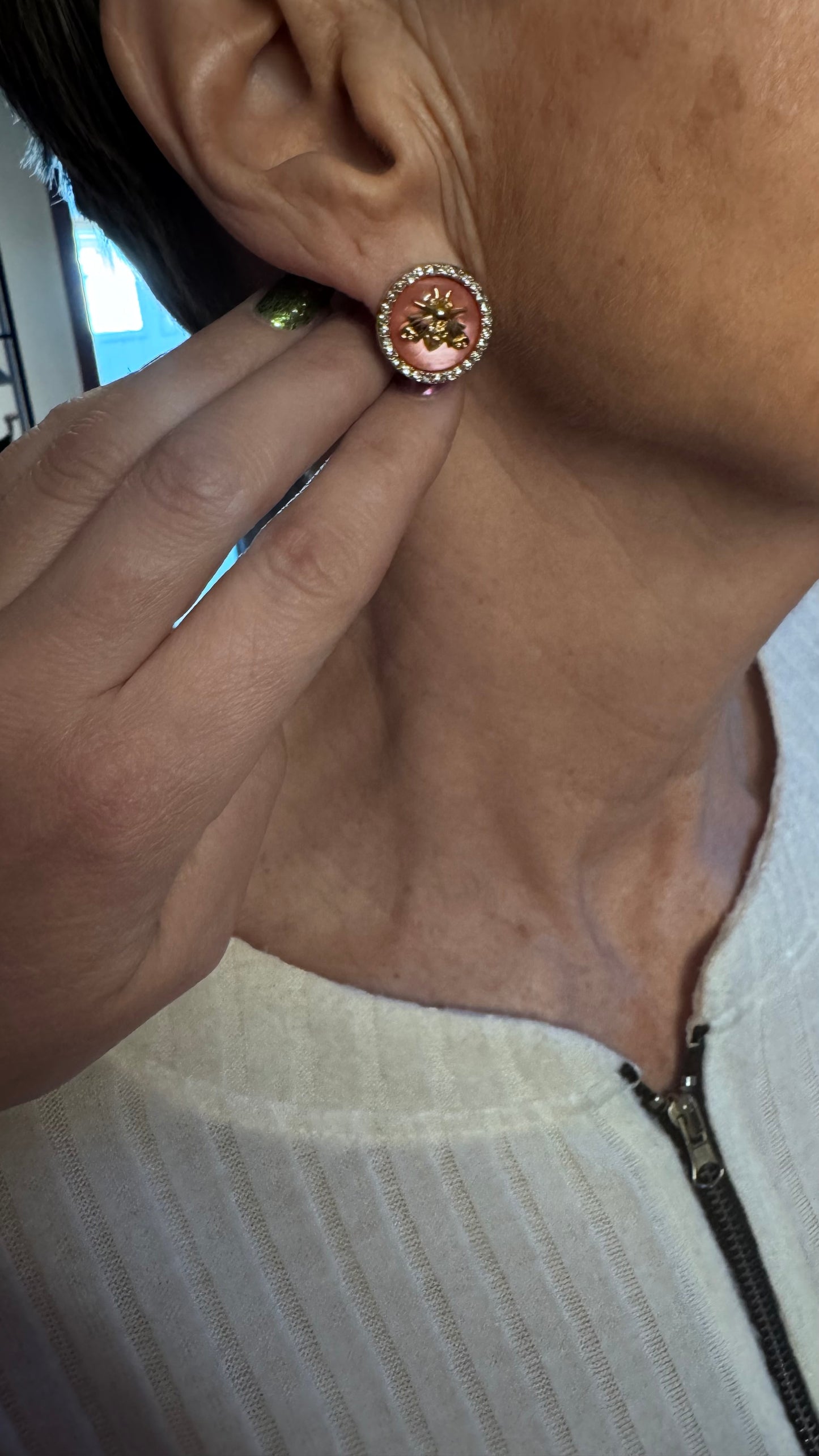 Vintage Gucci øredobber rosa med insekt i gull