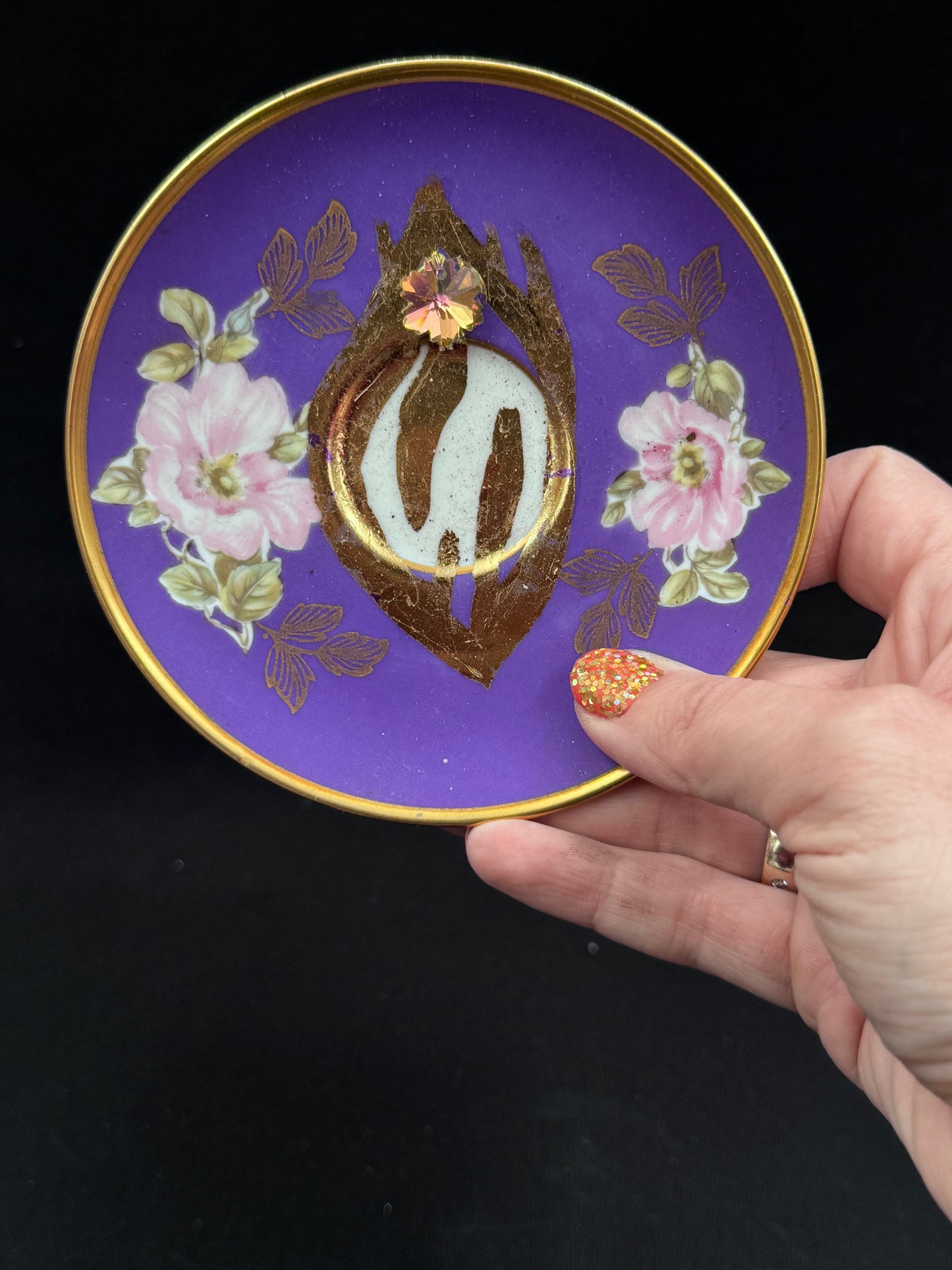 Vulvakunst i lilla med rosa blomst og gullVulva diamant
