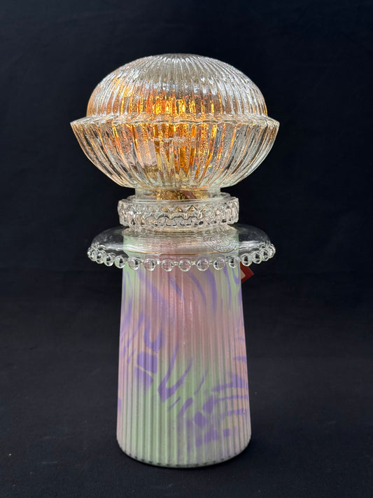 Vintage Diamantlampe med pastell mintgrønn, rosa, lilla fot og mønstret klar kuppel