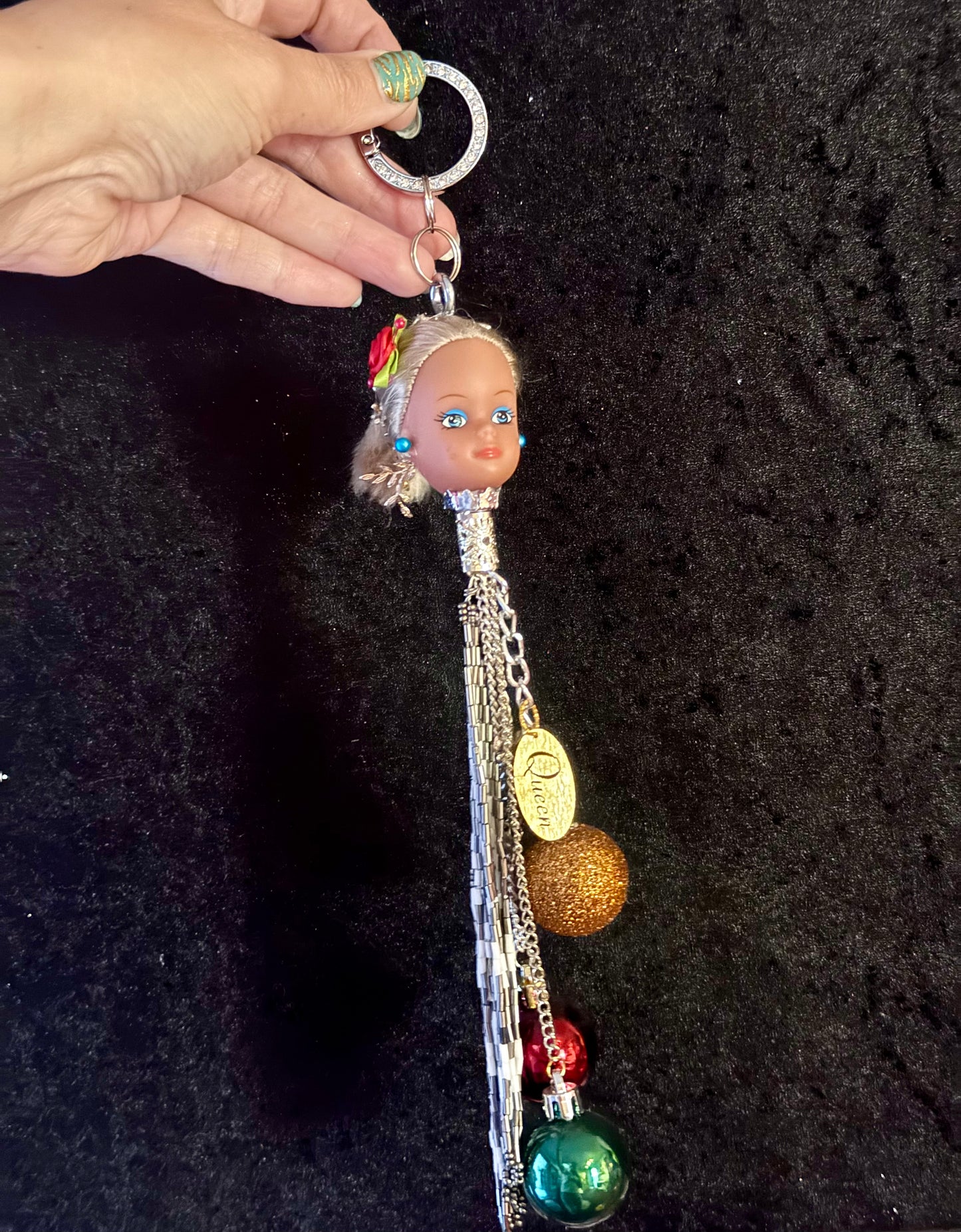Vintage Barbie veskepynt «Blondine med rød blomst i håret og turkis ørepynt»