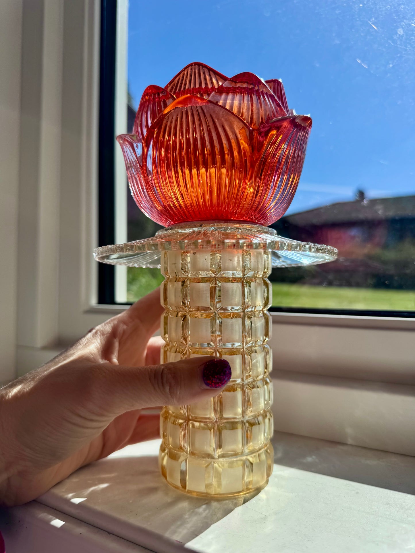 Vintage lysestake i champagne og tulipan i knall oransje
