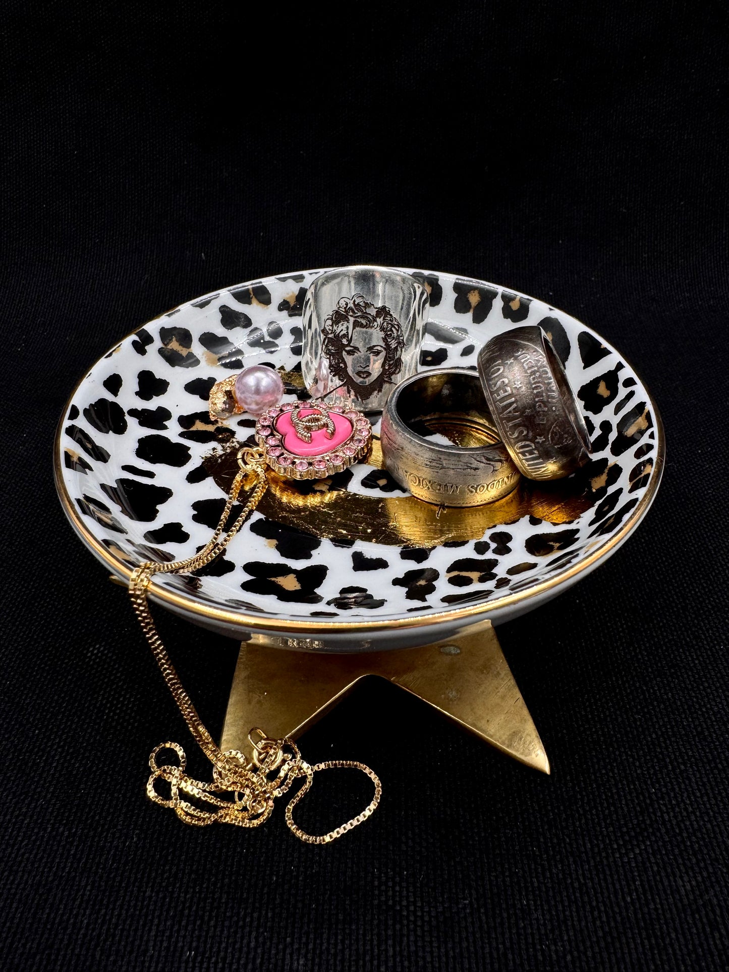 Vulvakunst leofat med lyselilla perle og messing fot