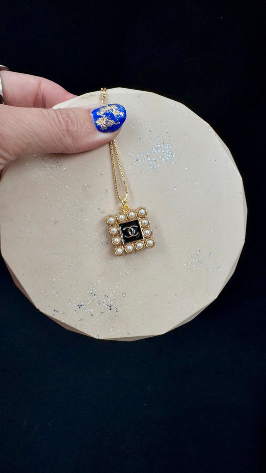 Vintage Chanel smykke svart/gull og perler i firkantet form