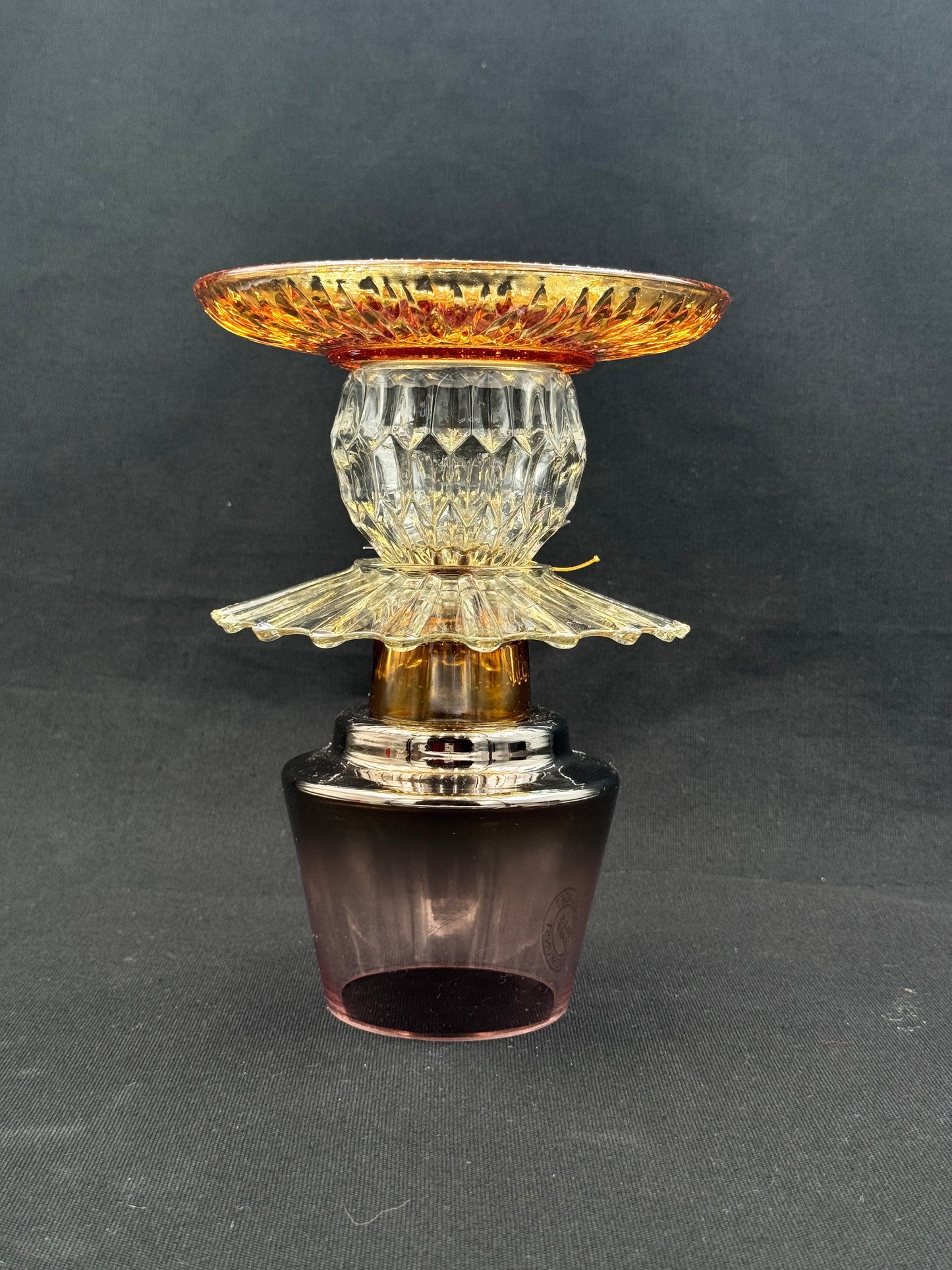 Mini Solcellelampe med kobberfarget fot og glassfat i oker