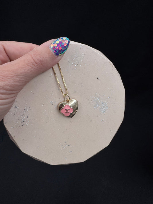 Vintage Chanel smykke gullhjerte med rosa blomst