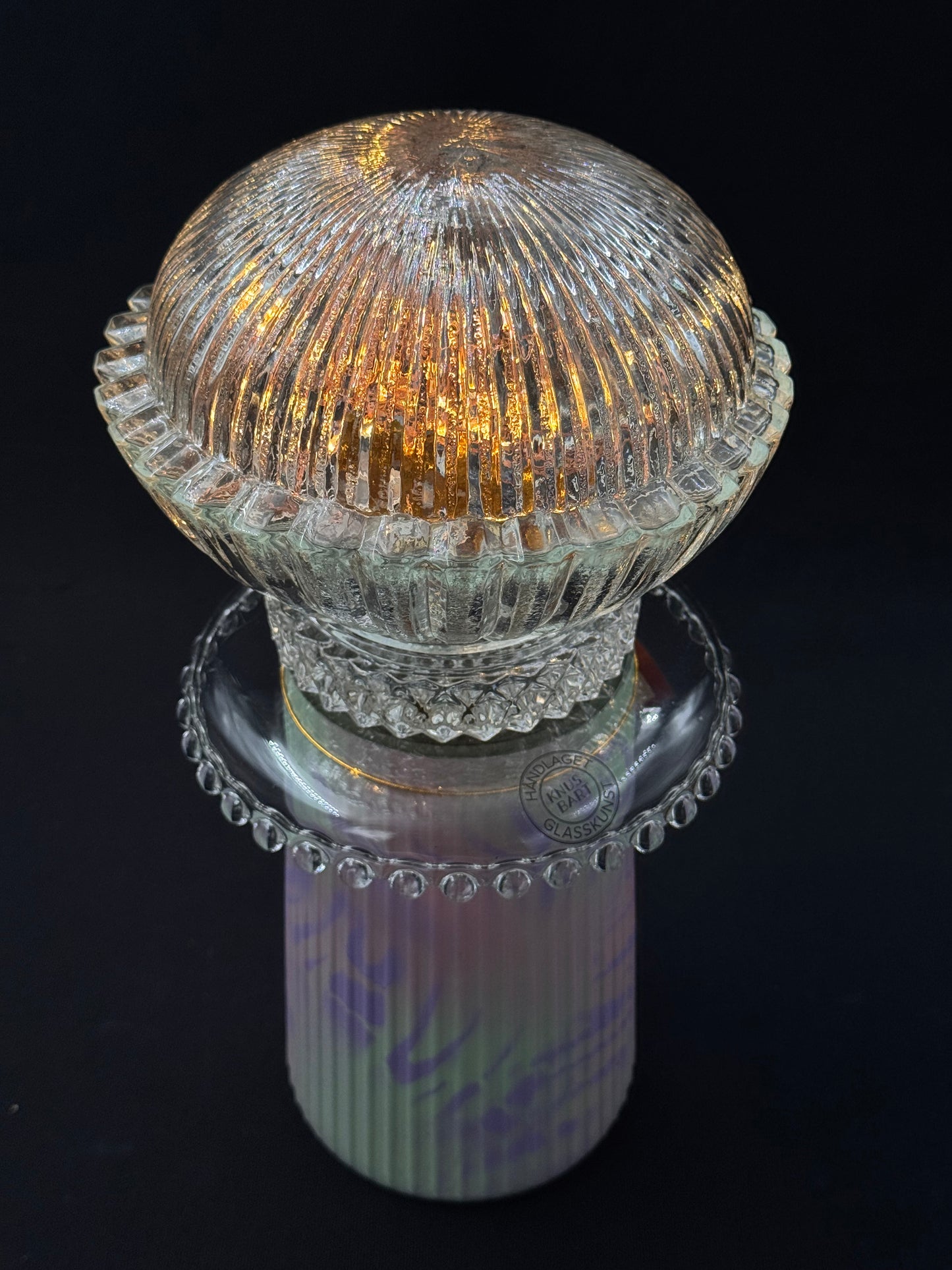 Vintage Diamantlampe med pastell mintgrønn, rosa, lilla fot og mønstret klar kuppel