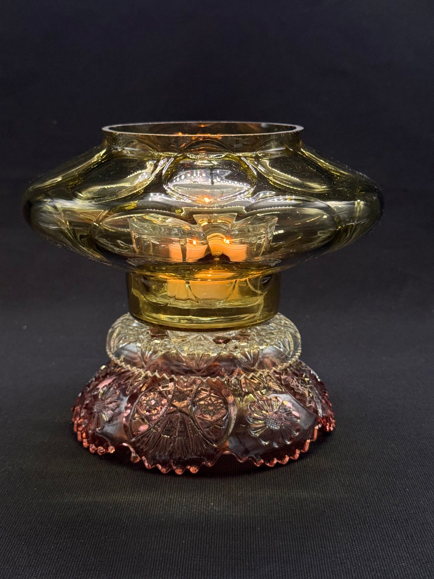 Vintage lyslykt med grønn kuppel og lilla fot