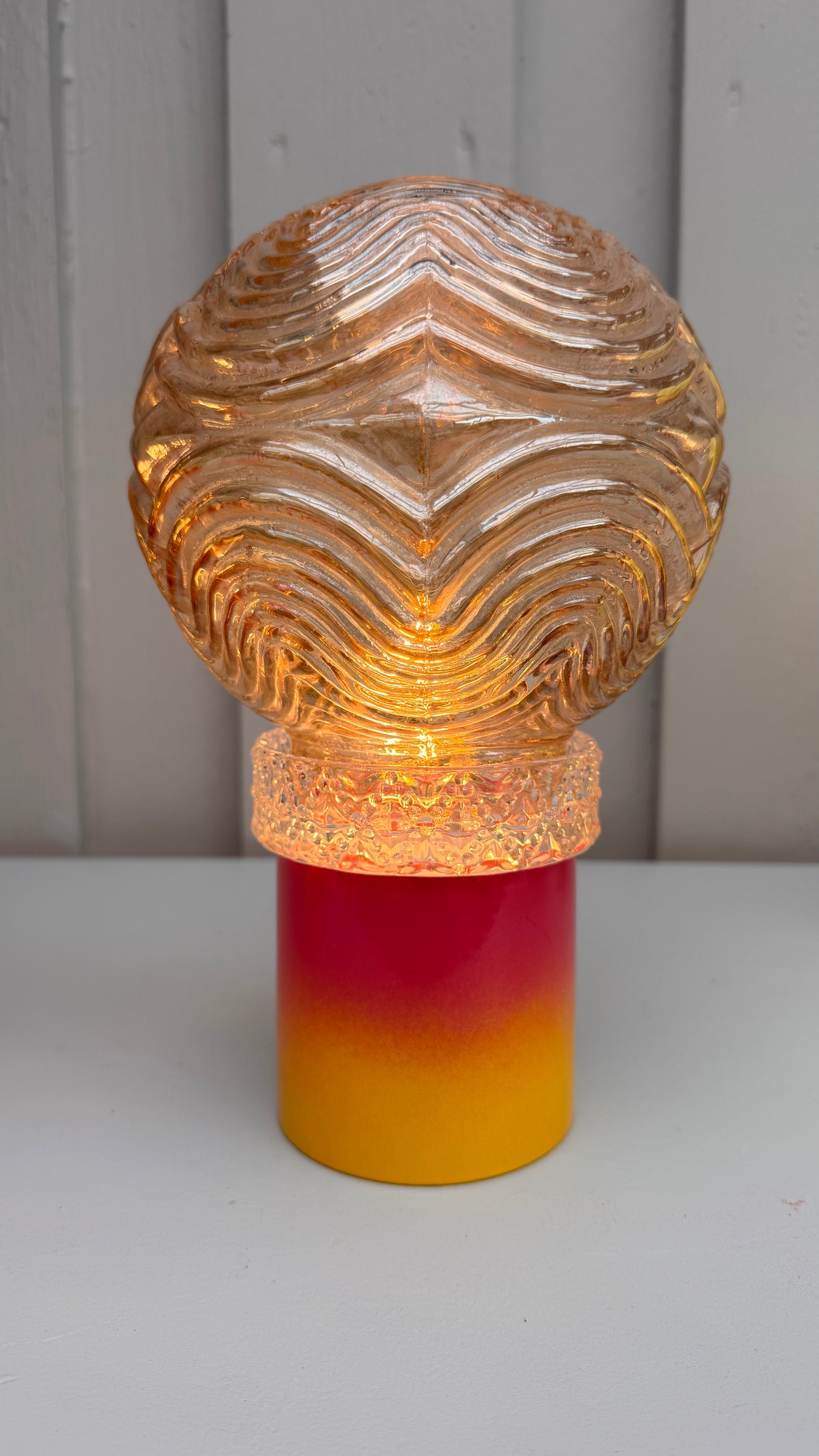Batterilampe med knall gul og rosa med vintage champagnekuppel