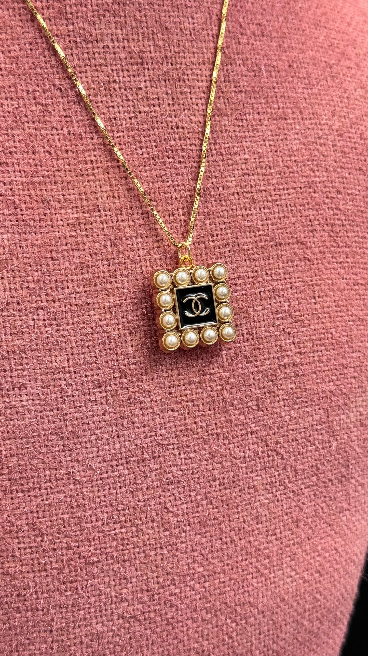 Vintage Chanel smykke svart/gull og perler i firkantet form