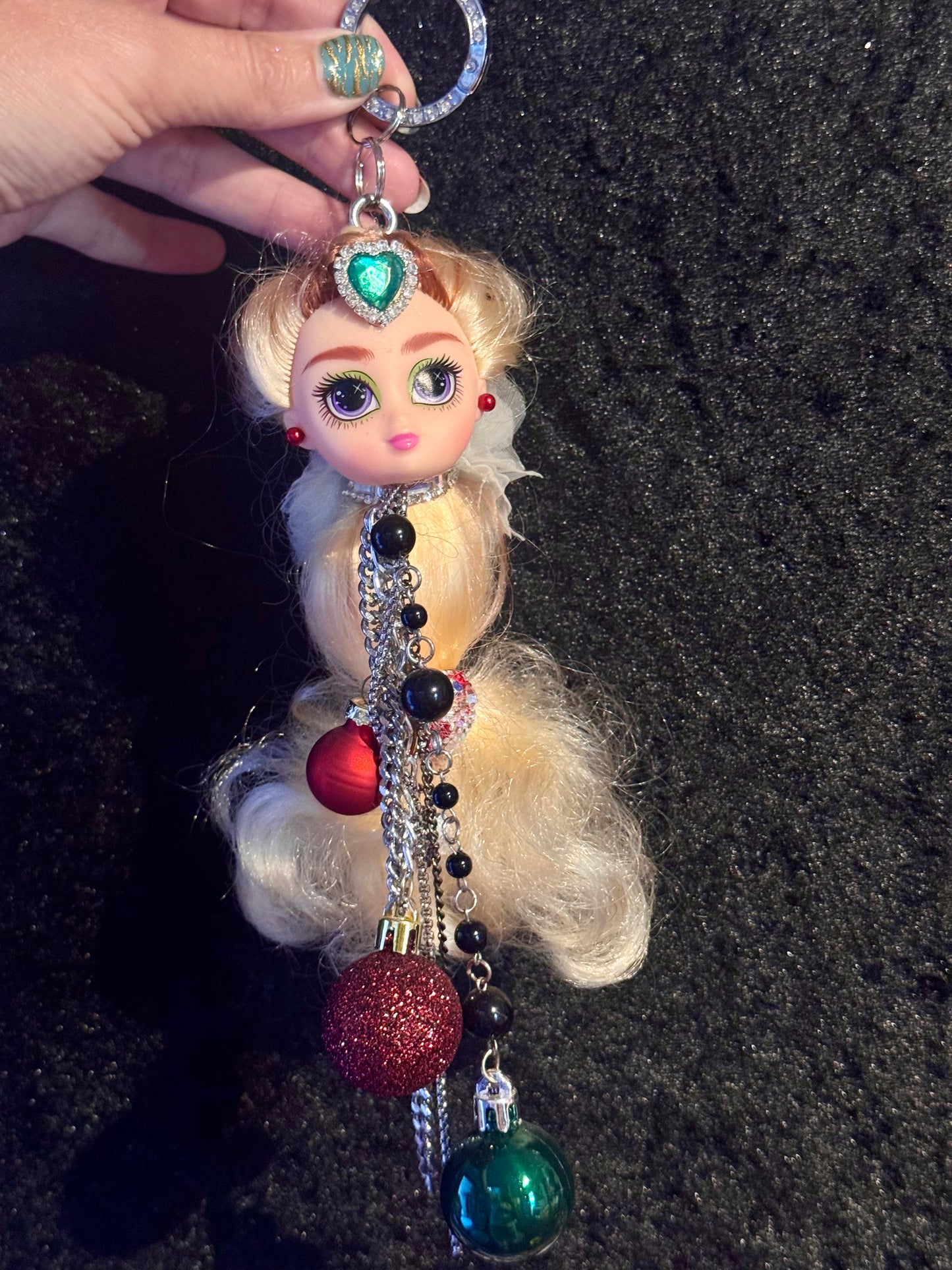 Vintage Barbie veskepynt «Blondine med grønn diamant i pannen»