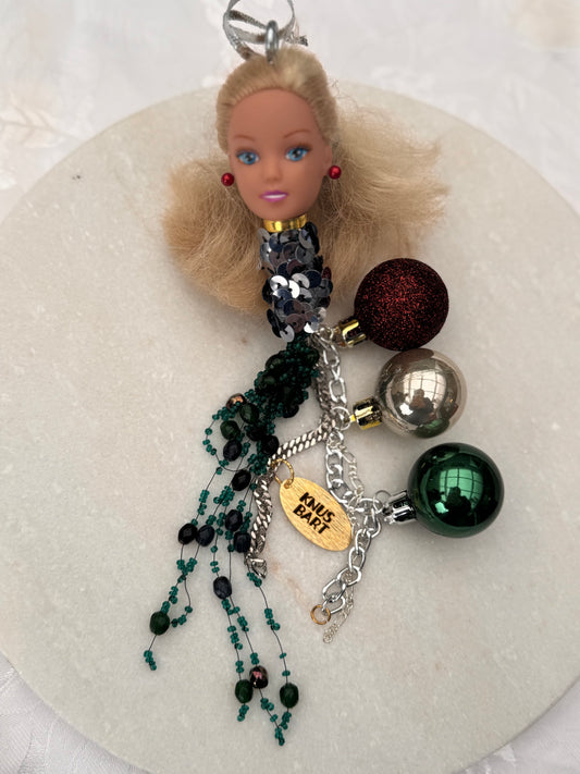 Vintage Barbie julekule «Blondine med sølvgråt paljettbånd i hår og hals med julekuler til pynt»