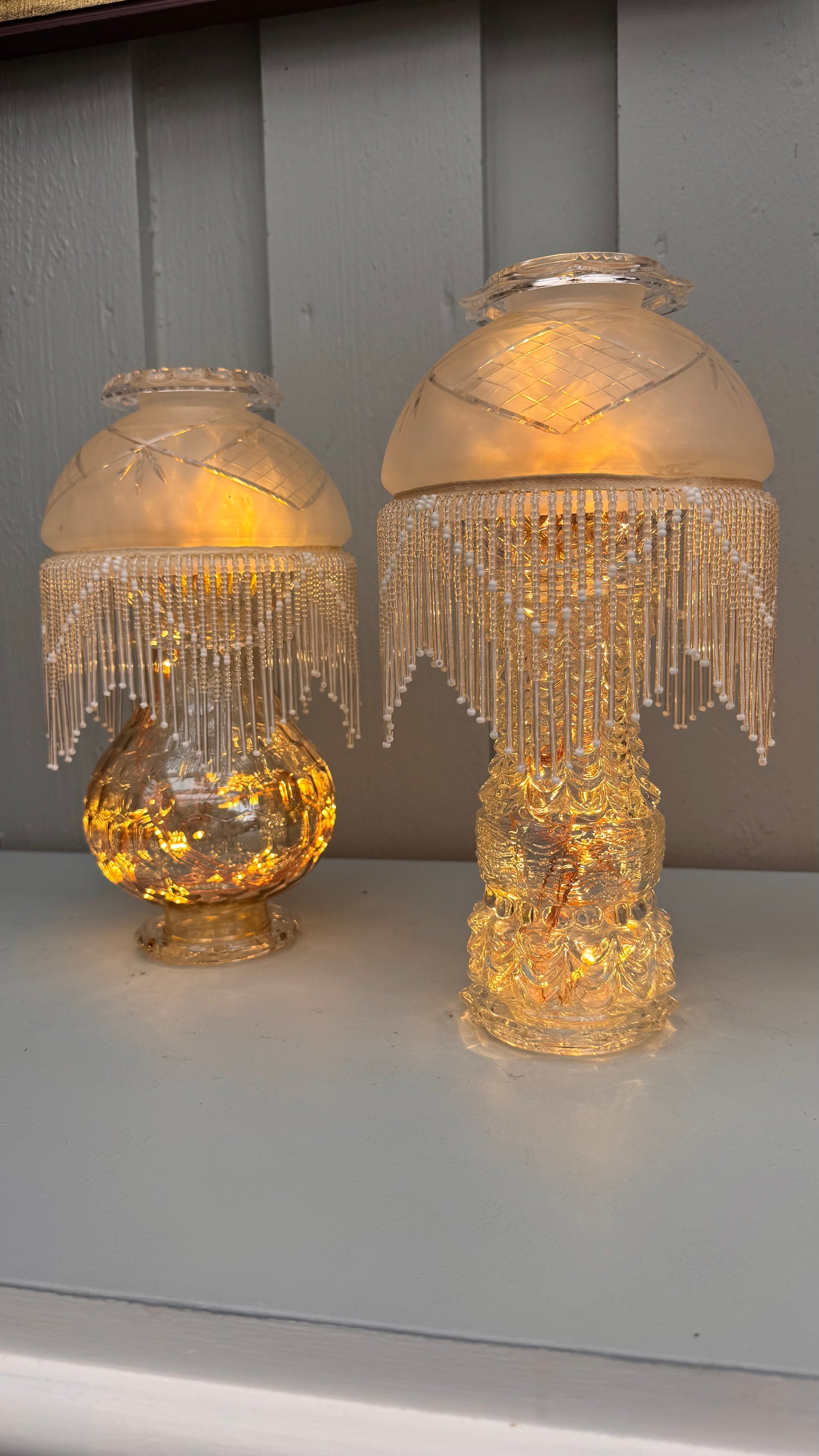 Vintage lyslenkelampe mønstret fot i klart glass og kuppel glassfrynser