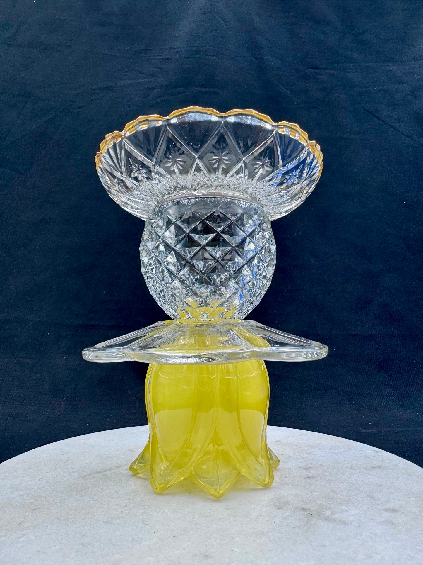 Mini Solcellelampe med gul fot og glassfat