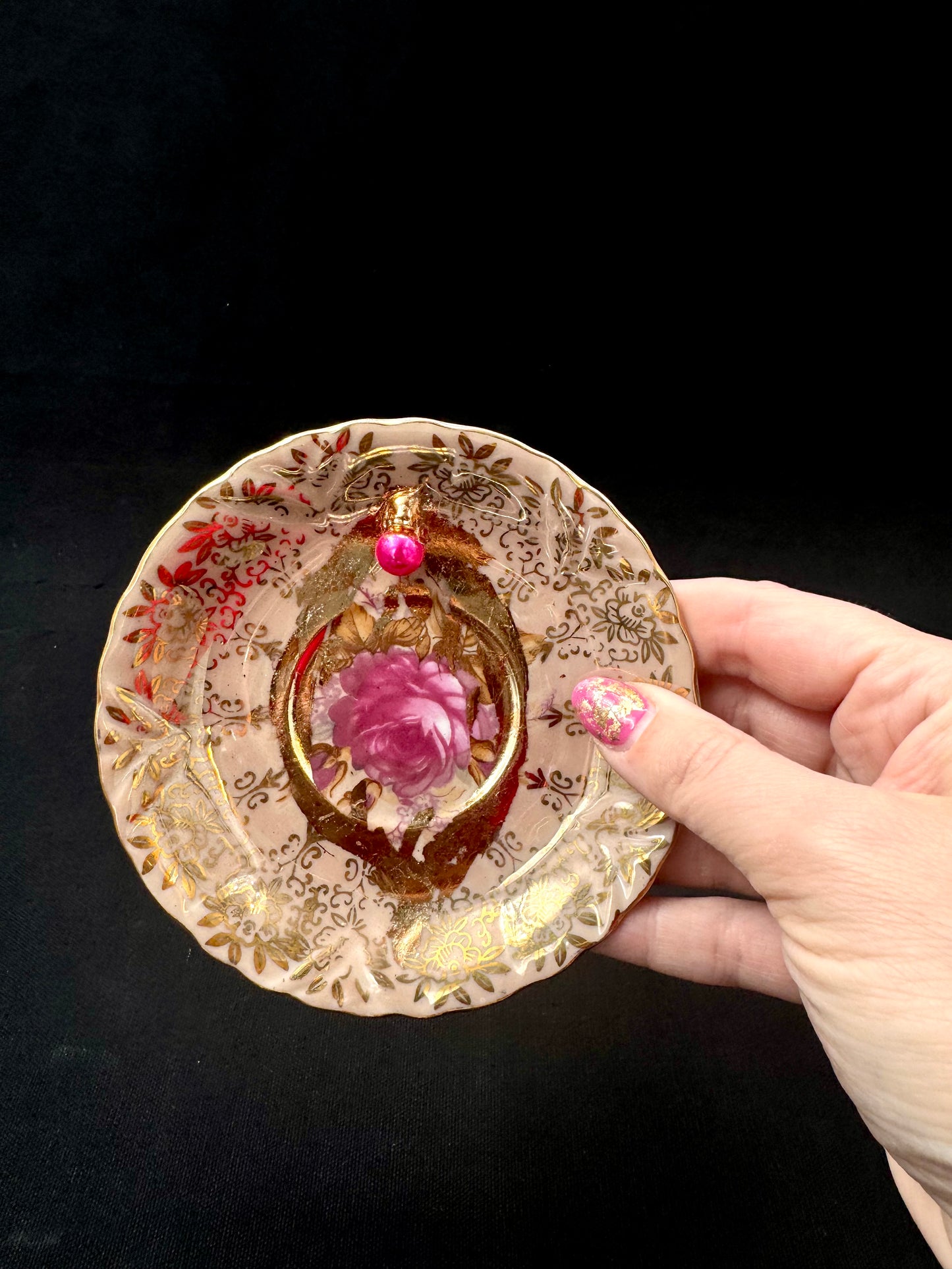 Vulvakunst med fot - rosemaling og brunlig fat og cerise rosa perle