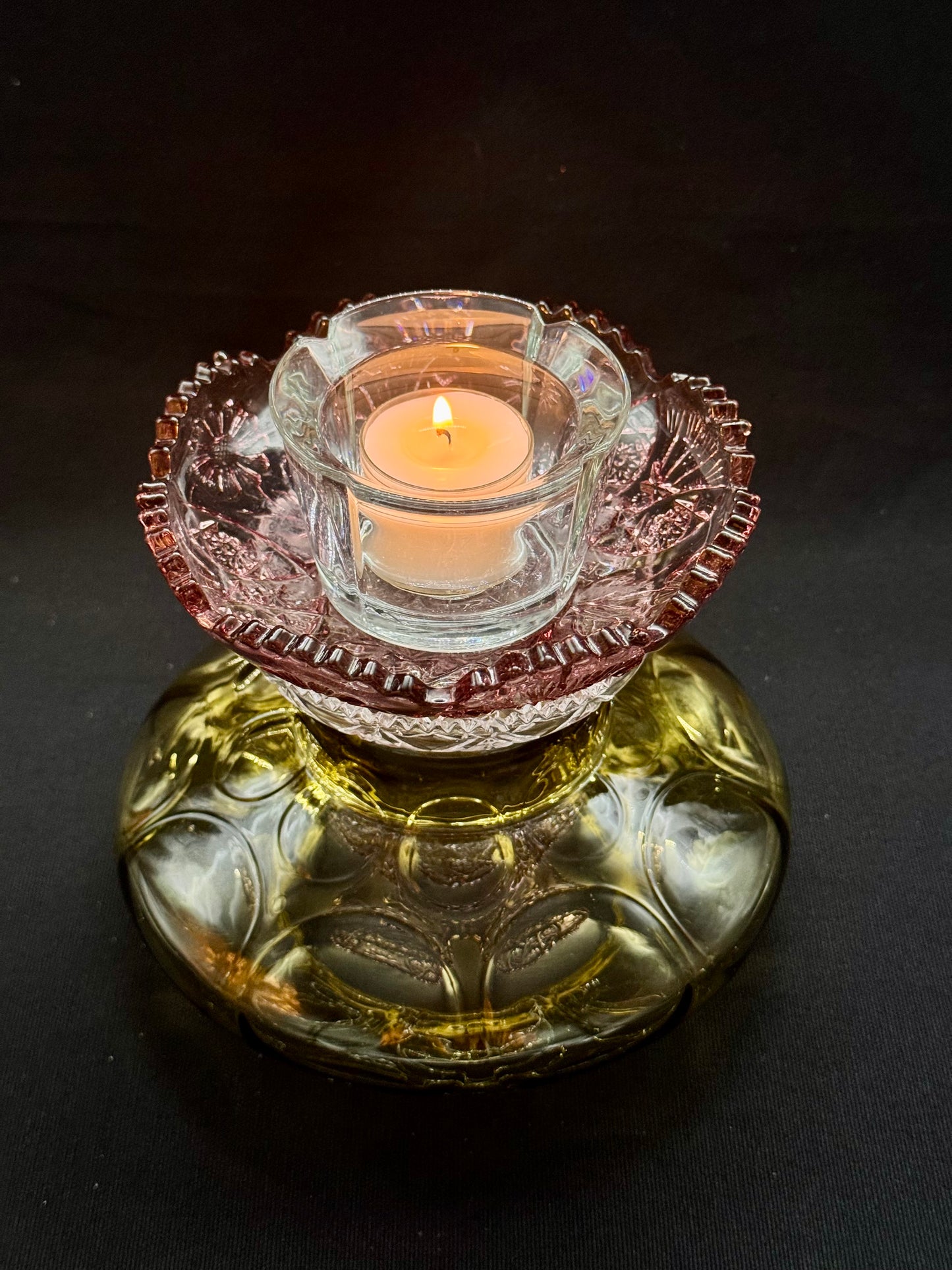 Vintage lyslykt med grønn kuppel og lilla fot