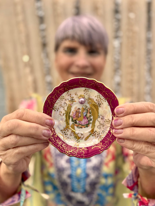 Vulvakunst mørkerosa fat og lyslilla perle