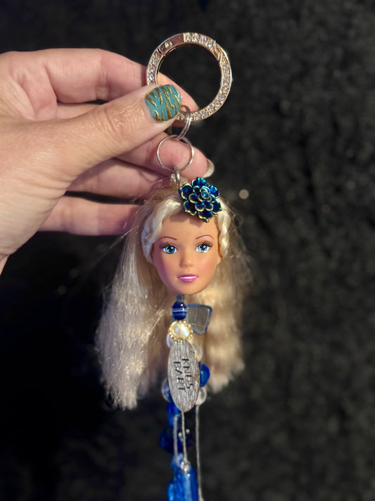 Vintage Barbie veskepynt «Blondine med blå blomst i pannen og blå pynt»