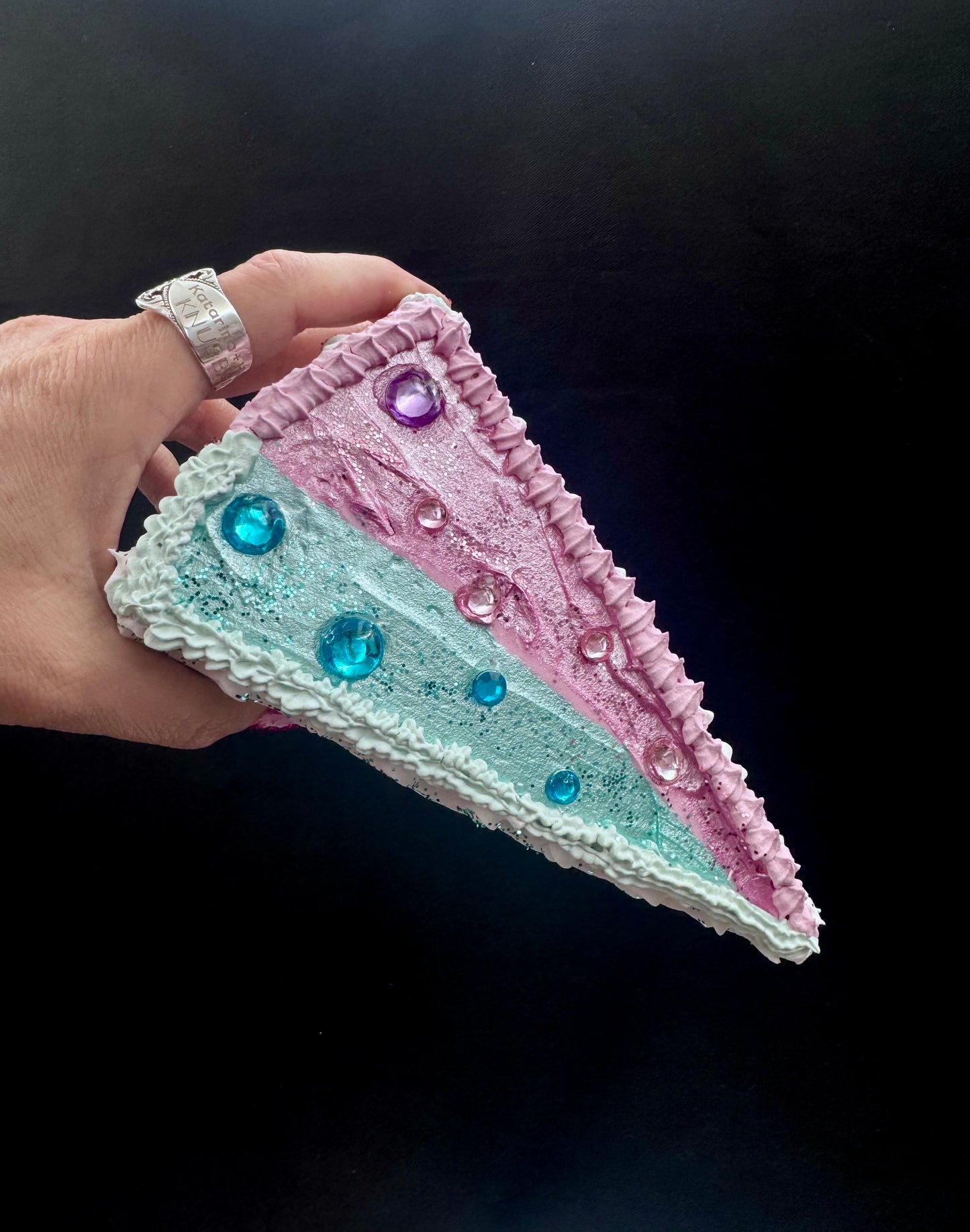 Stort kakestykke havfrue-krem og glitter