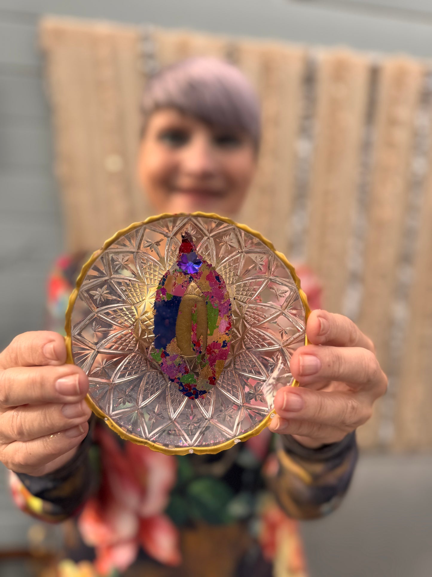 Vulvakunst klart glass og gullkant med fargefest-Vulva diamant