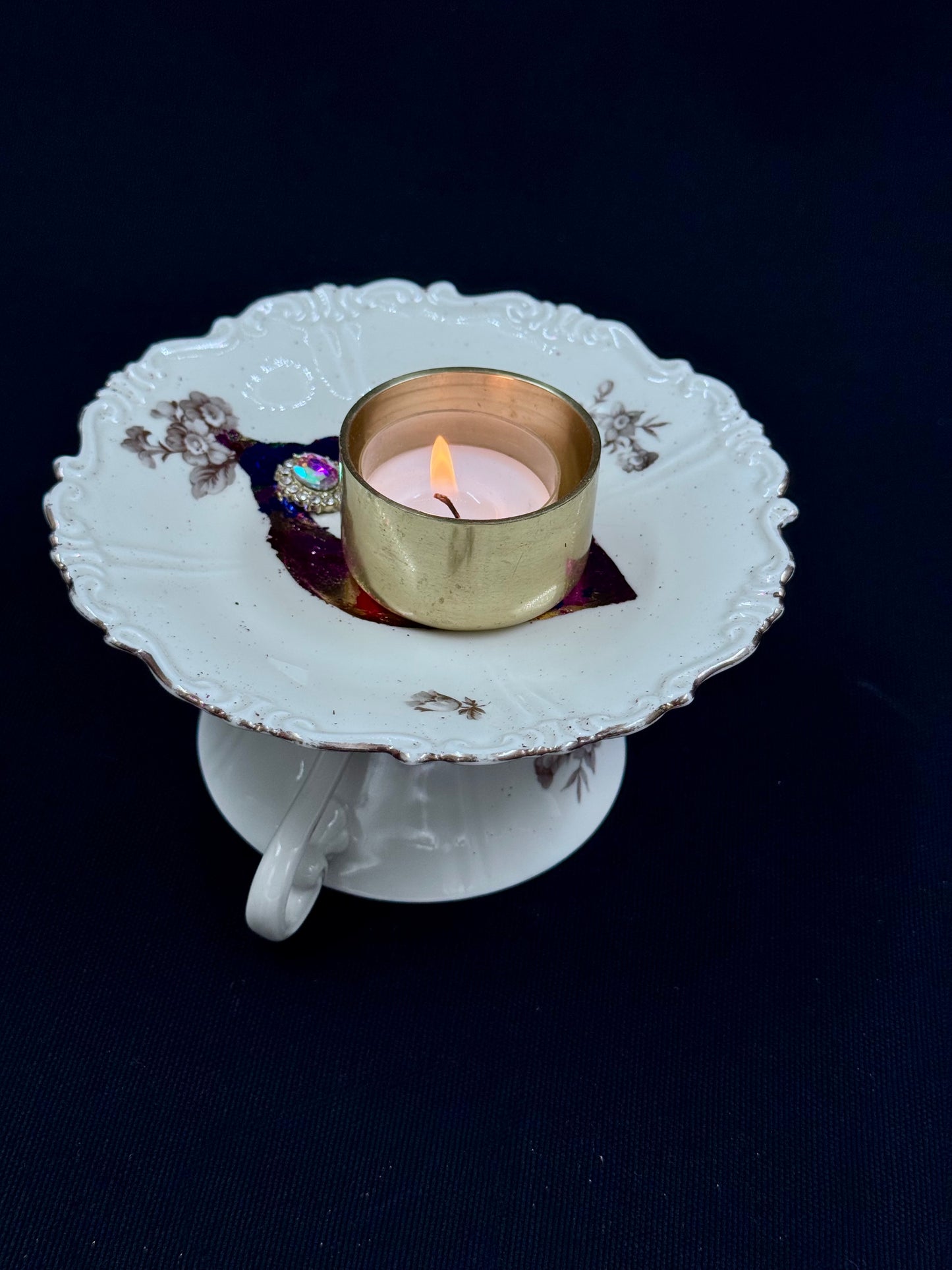 Vulvakunst kremhvit med grå blomster og med fargefest-Vulva diamant