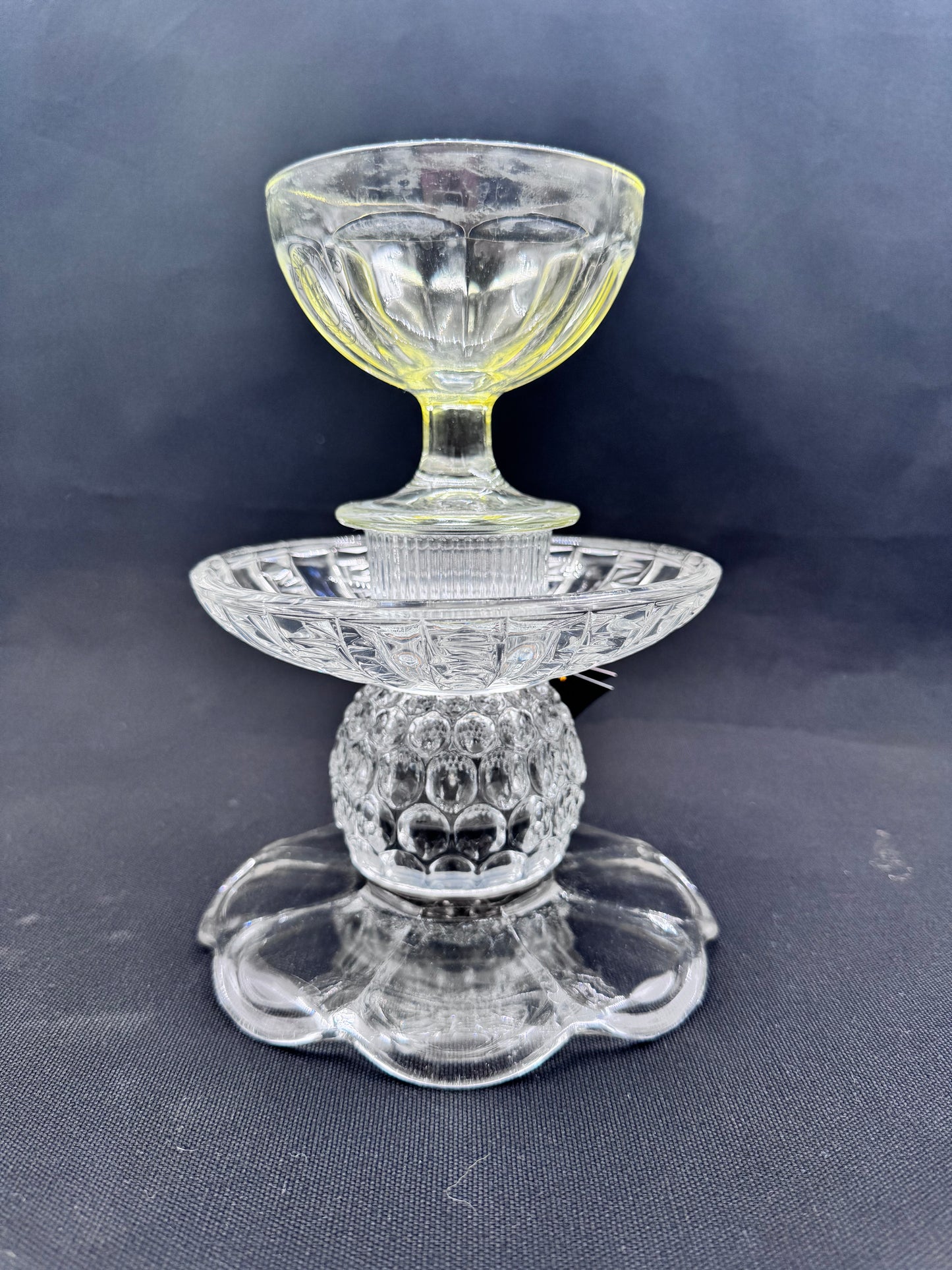 Mini Solcellelampe med lysegul fot og glassfat