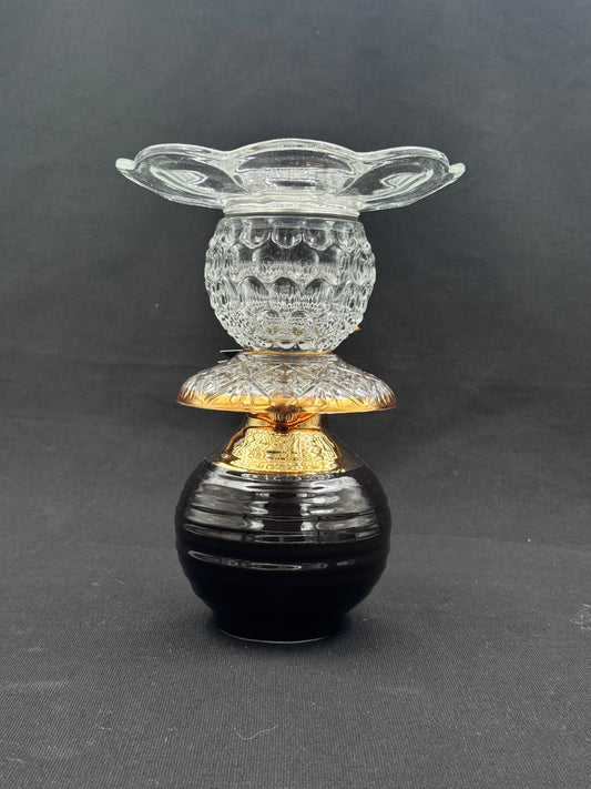 Mini Solcellelampe svart fot og gullkrave, blomsterfat på toppen.