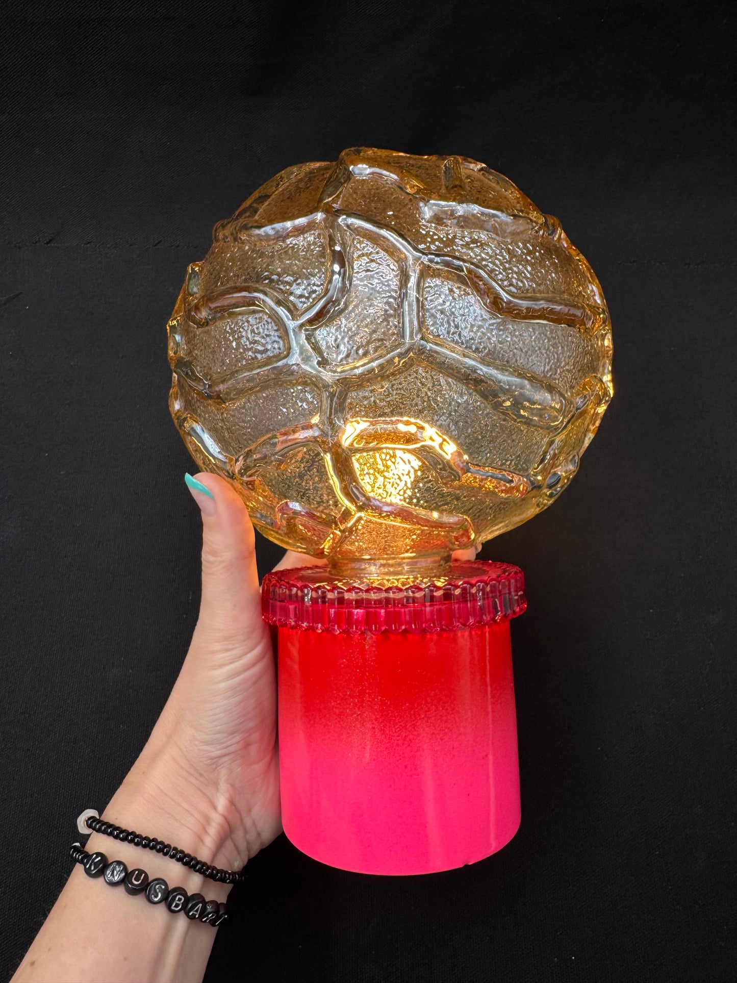 Batterilampe med knall rød og rosa med vintage champagnekuppel