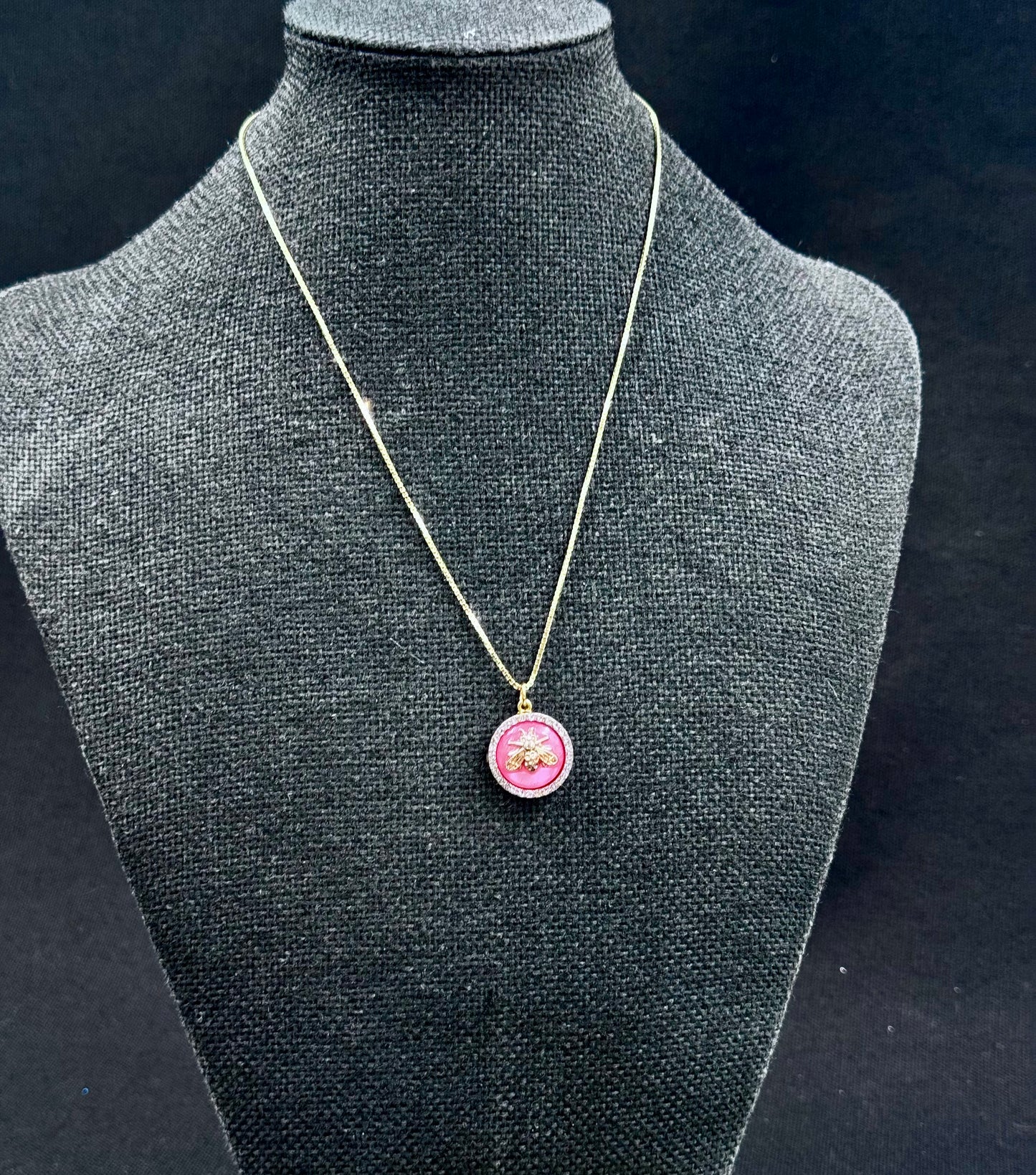 Vintage Gucci smykke lite rosa med bie i gull